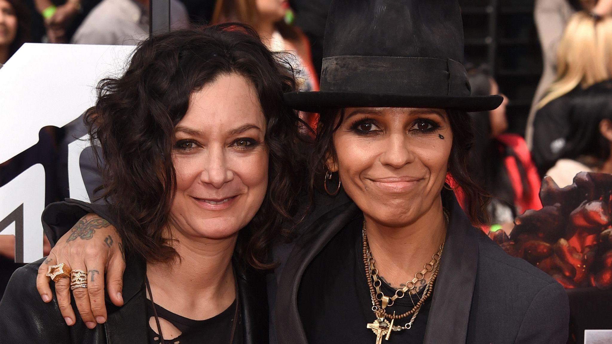2048x1152 Sara Gilbert, Linda Perry are parents .