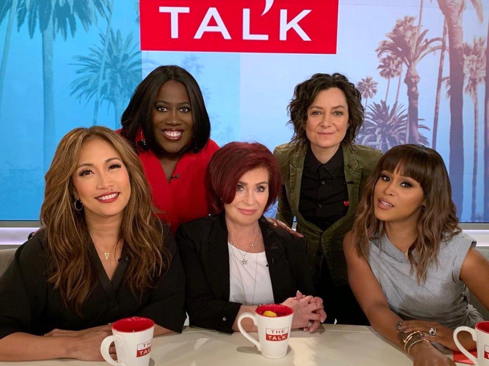1600x1200 Sara Gilbert leaving 'The Talk' after 9 .