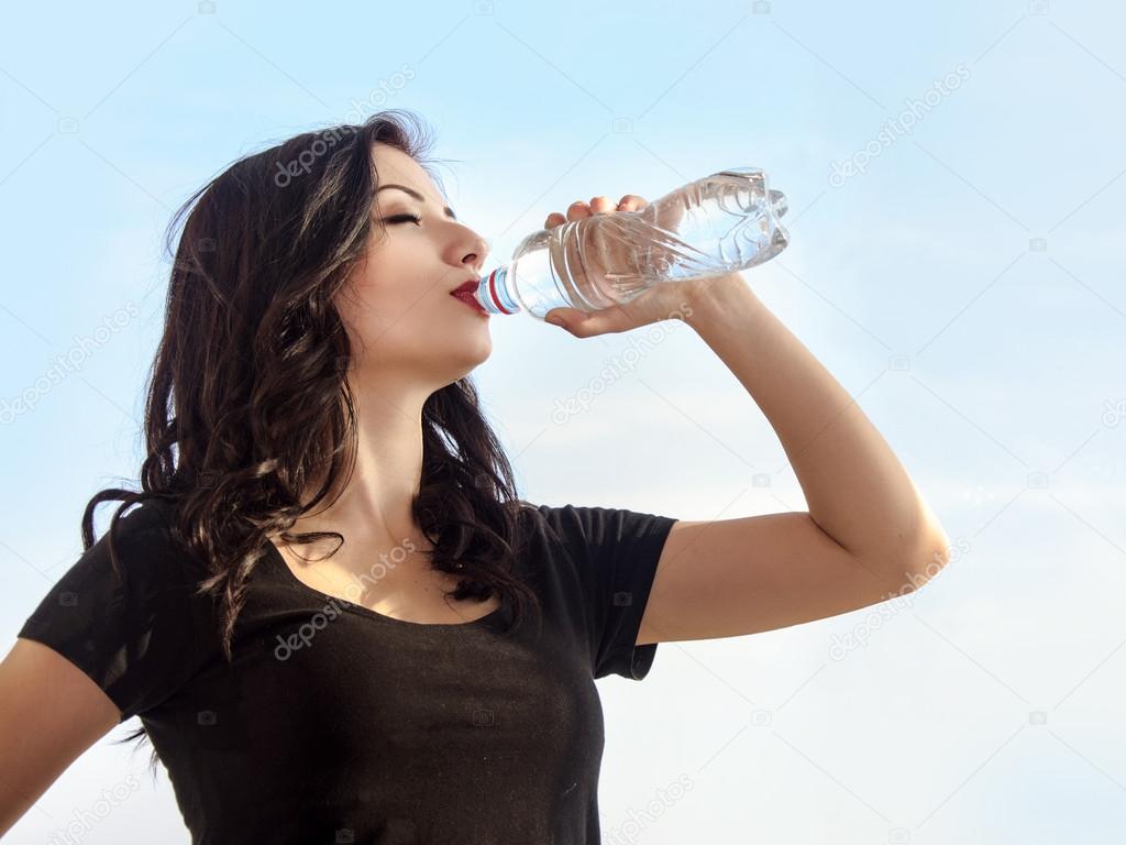 1024x768 Girl Drinking Water