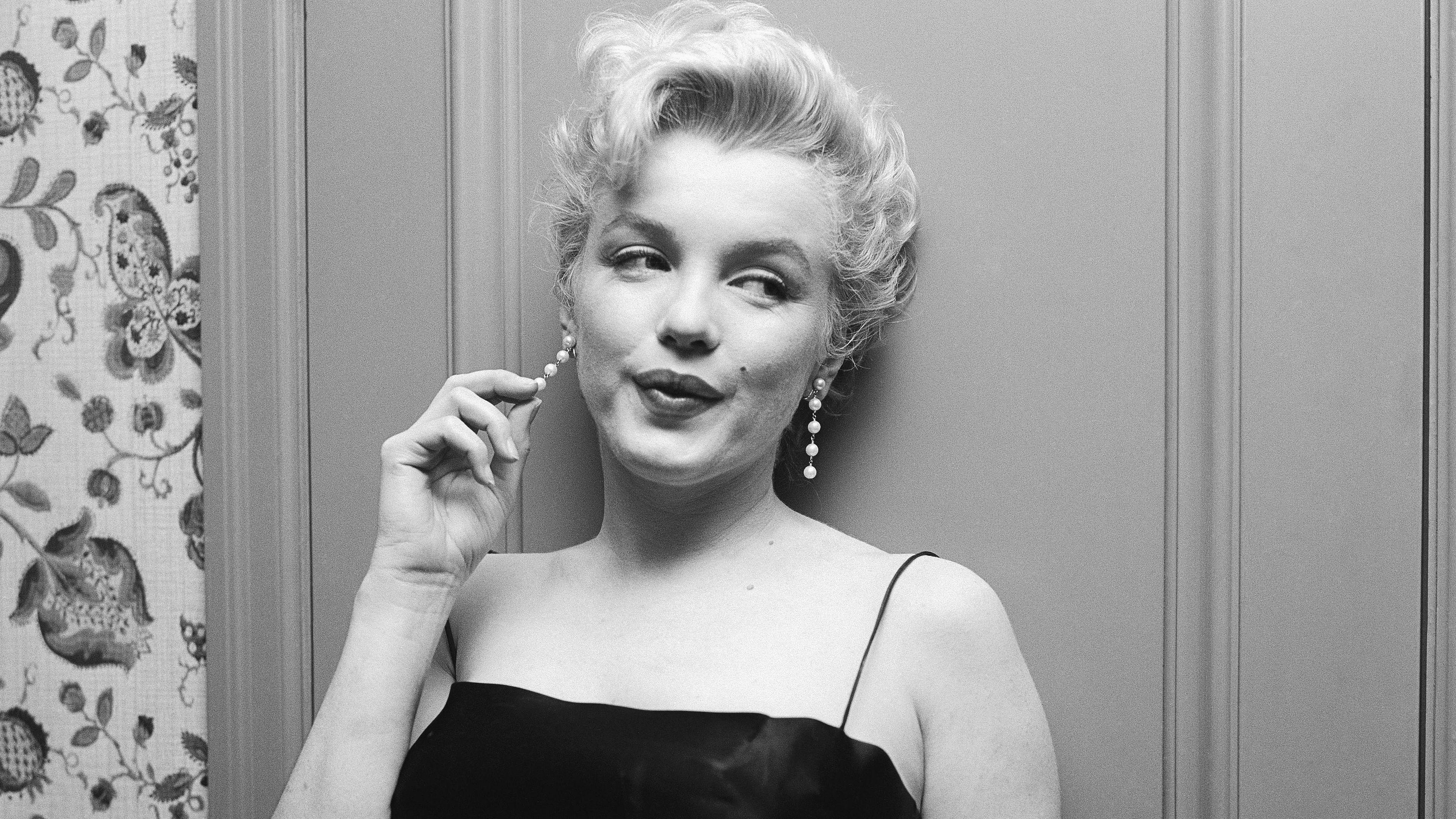 3840x2160 Marilyn Monroe Is Leaning On Door .hdwallpaper.in