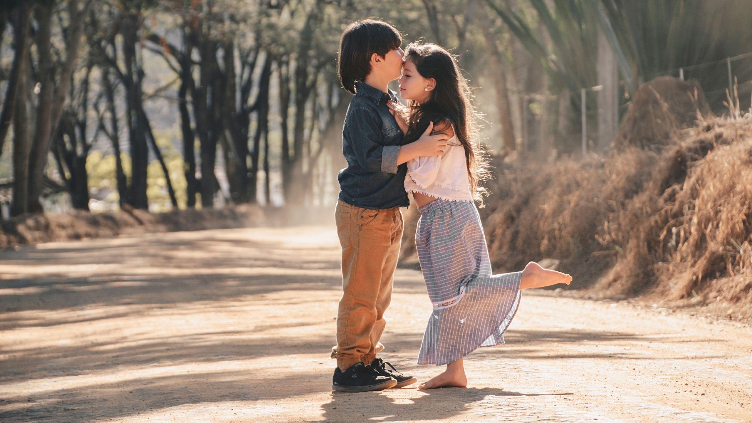2560x1440 Picture Little girls Boys Kiss child .