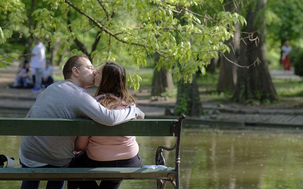 1280x800 Men lovers Kiss 2 hugs Girls Bench