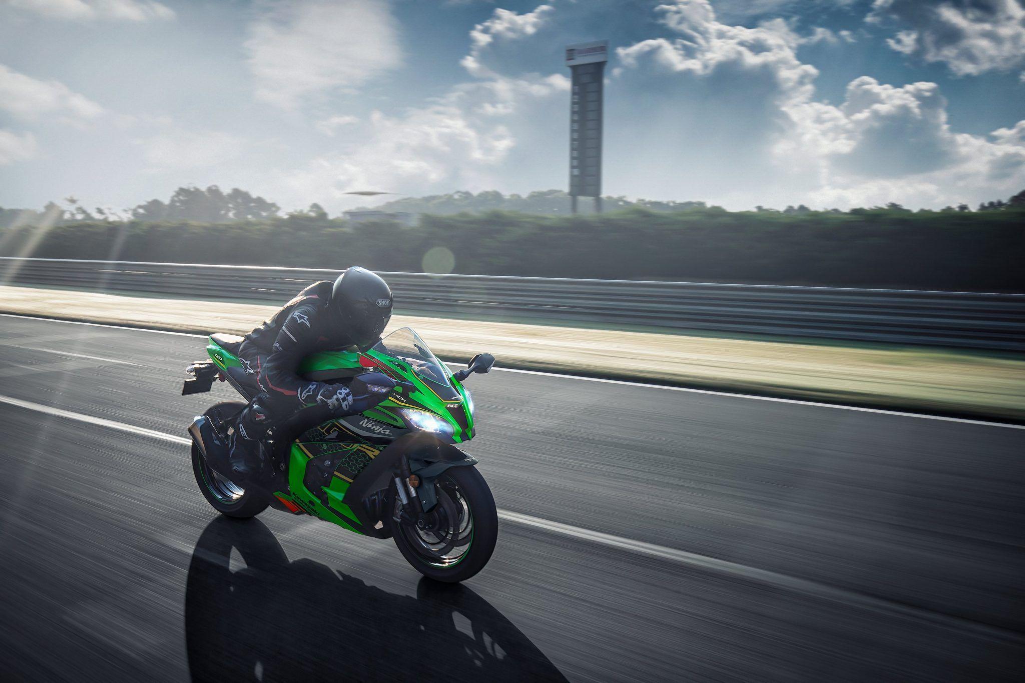2048x1365 Kawasaki Ninja ZX 10R [Specs & Info]