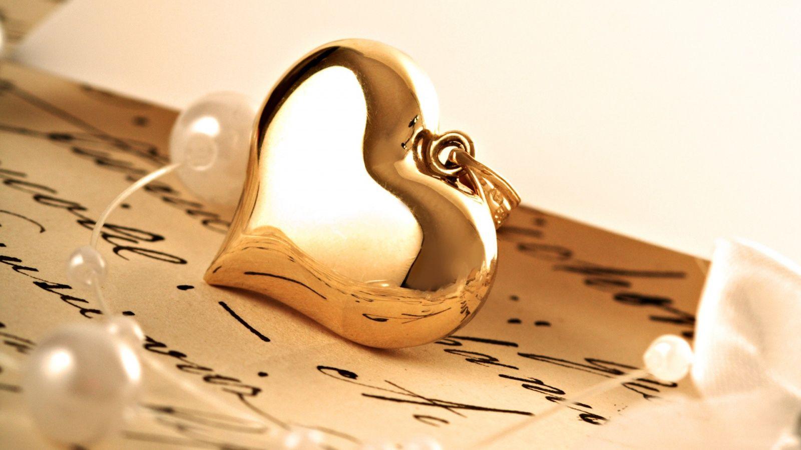 1600x900 Love Gift Gold Heart Pendant Wallpaper .
