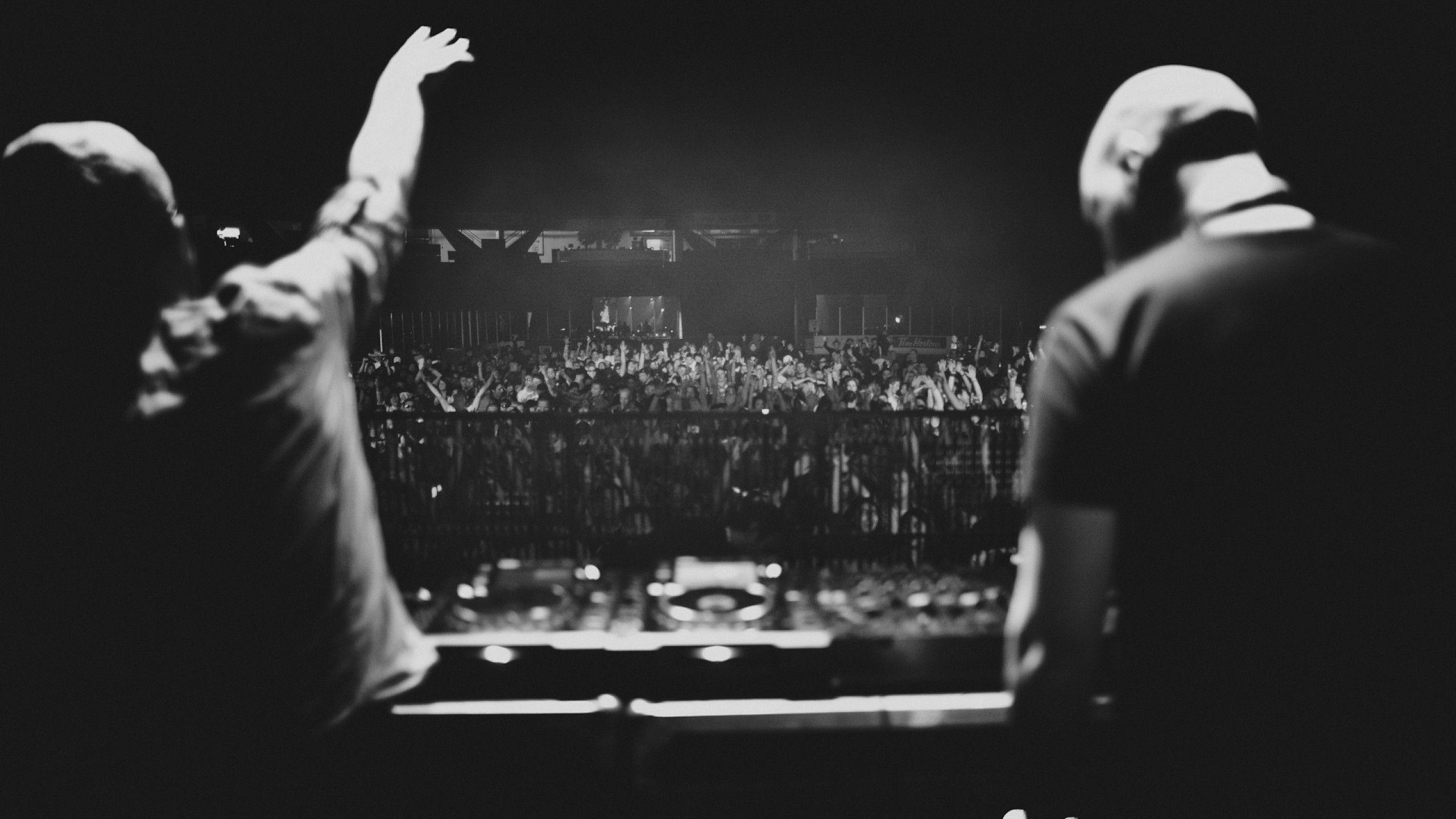 2560x1440 Black and white crowd monochrome dj wallpaper. Dj, Music wallpaper, Dj music