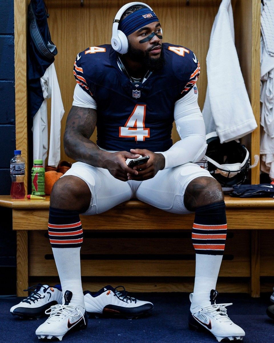 960x1200 D'Andre Swift Locker Room Prep Chicago Bears 8x10 NFL Football Photo