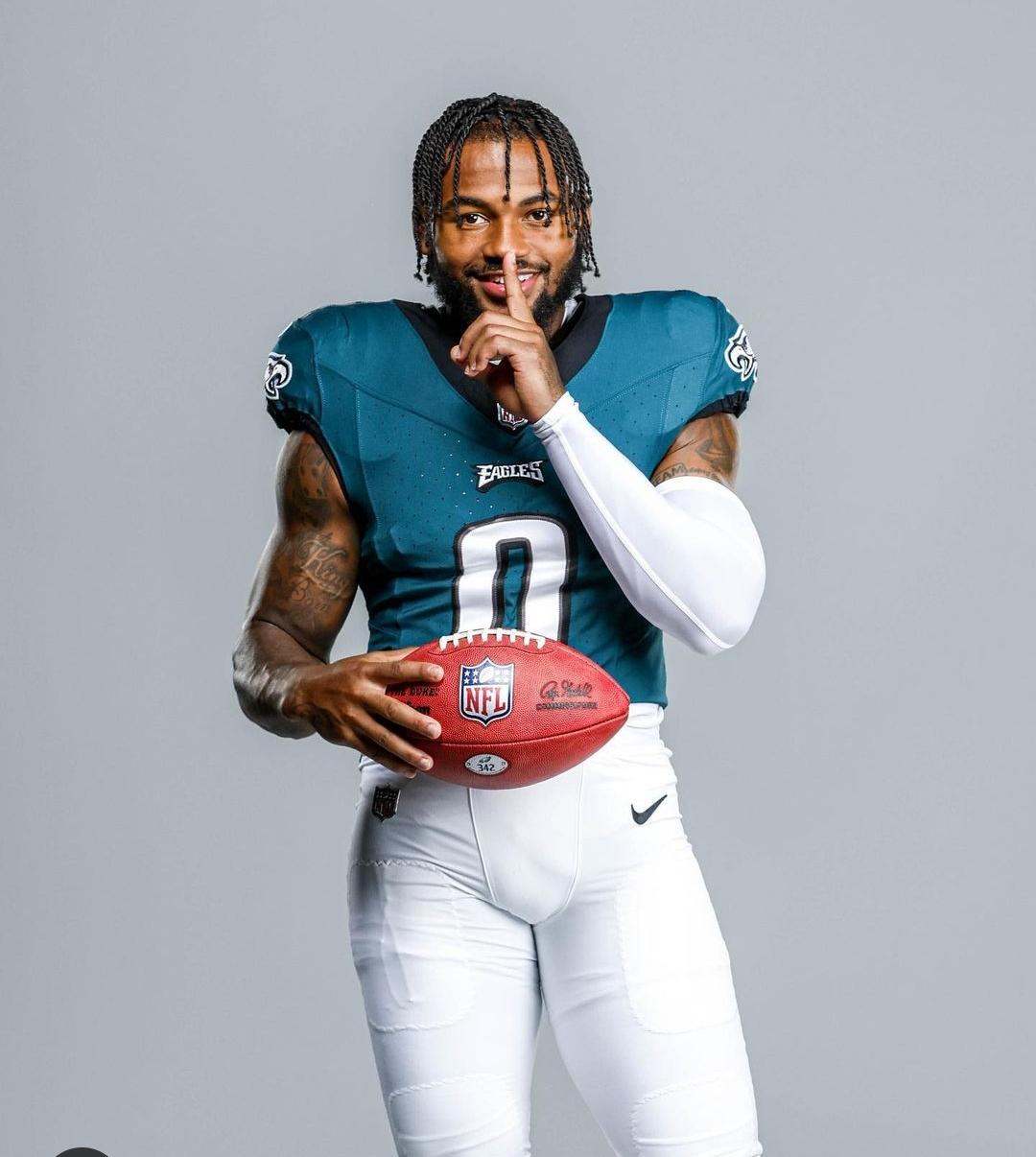 1080x1206 D'Andre Swift in full Eagles uniform