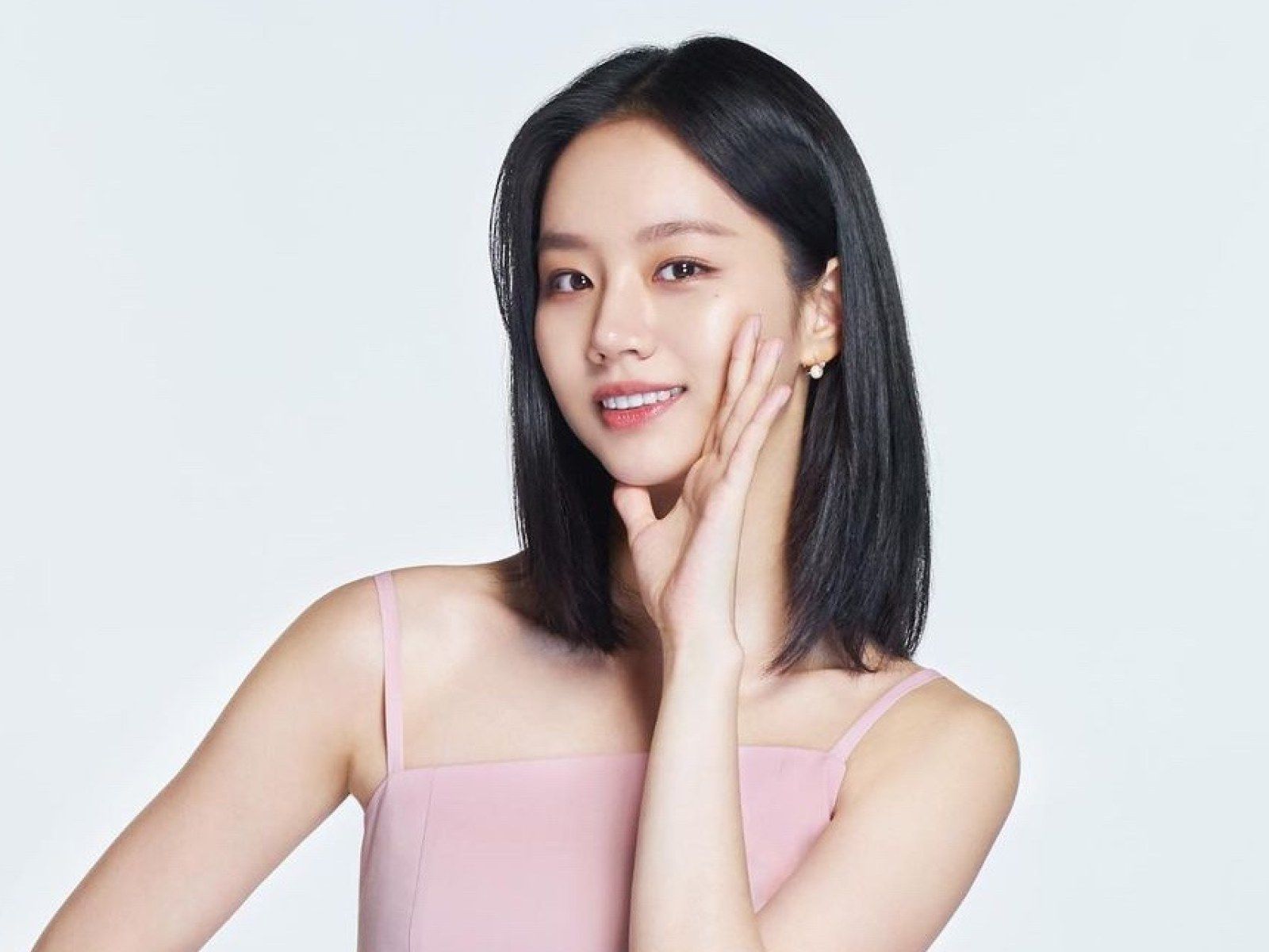 1600x1200 Hyeri Shares Surprising Milestone on YouTube