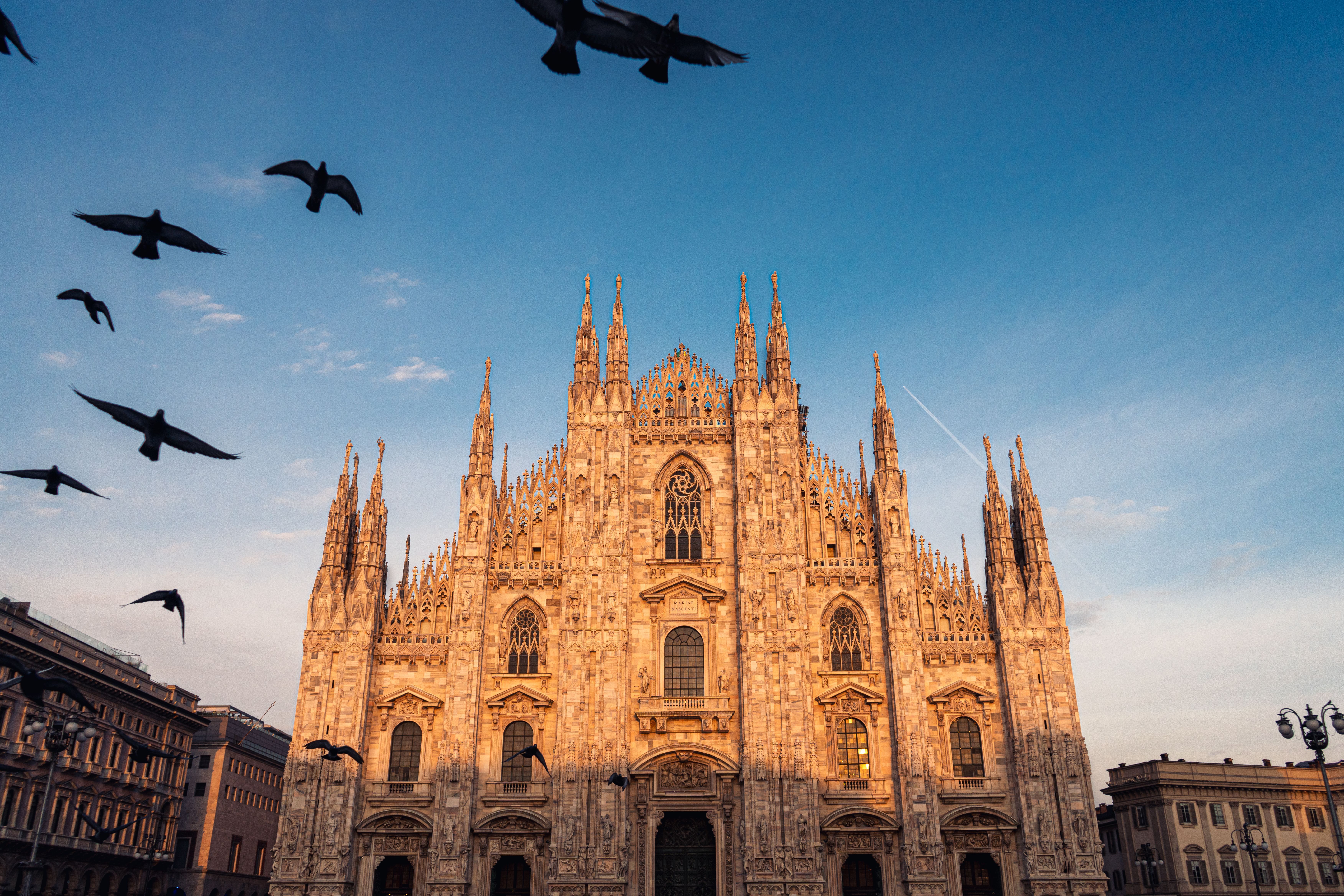 7008x4672 Stunning Duomo di Milano at Sunset with Birds · Free
