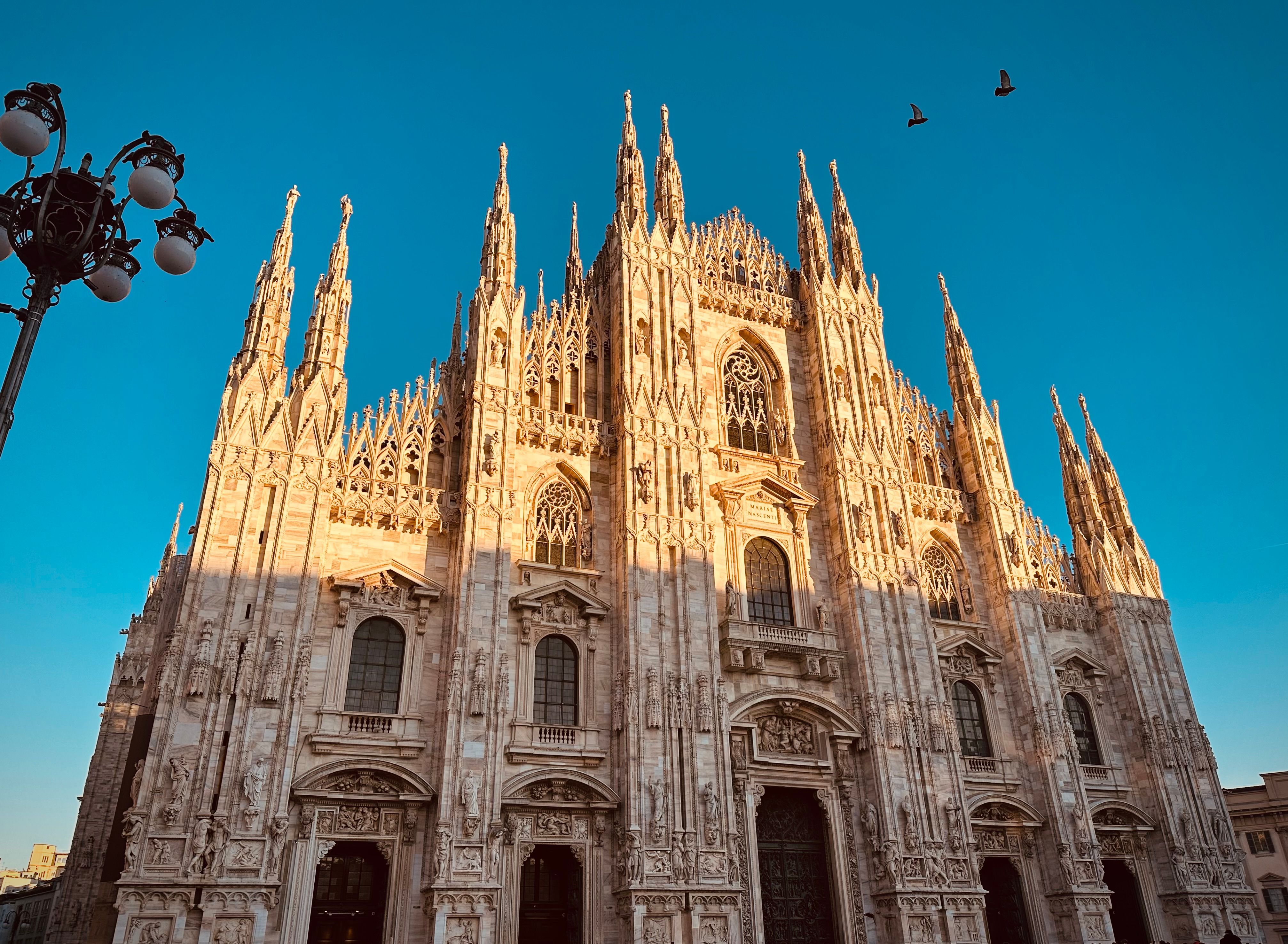 4028x2953 Majestic View of Milan Cathedral at Sunrise · Free