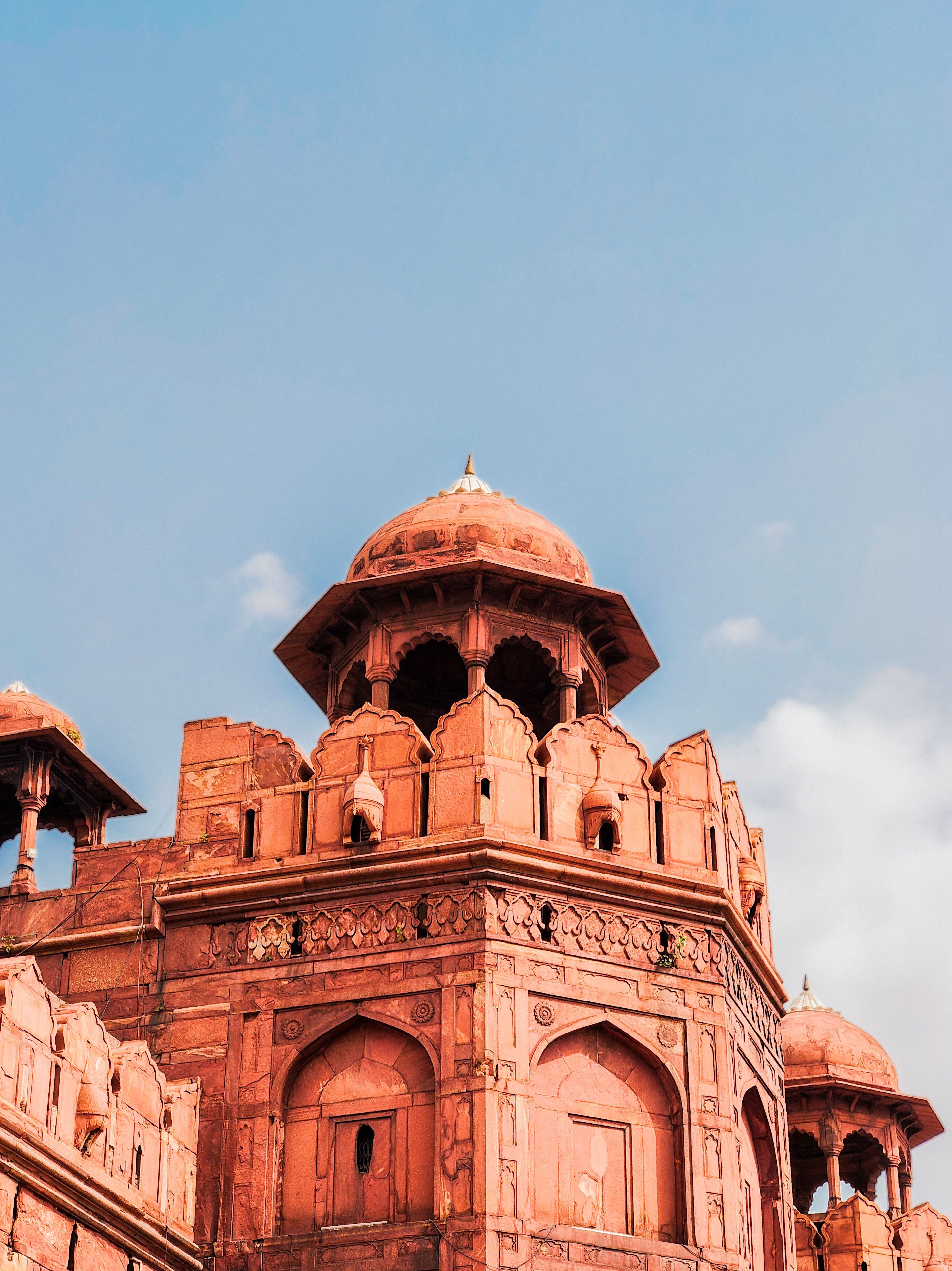 2887x3853 Iconic Red Fort in Delhi with Lush Green Surrounding · Free