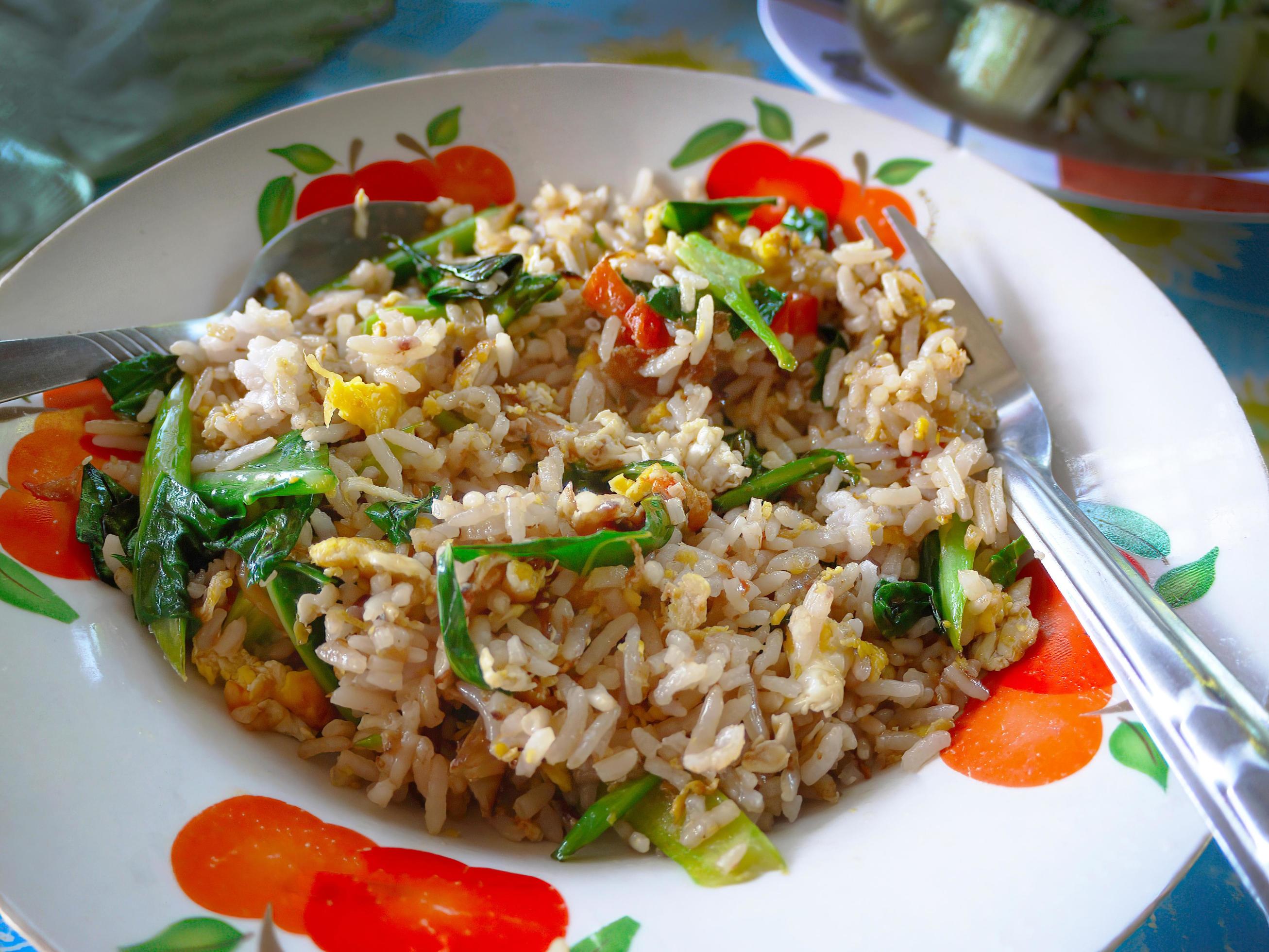2613x1960 Vintage style Thai traditional local food stir fried rice with egg and vegetable tomato, food background wallpaper