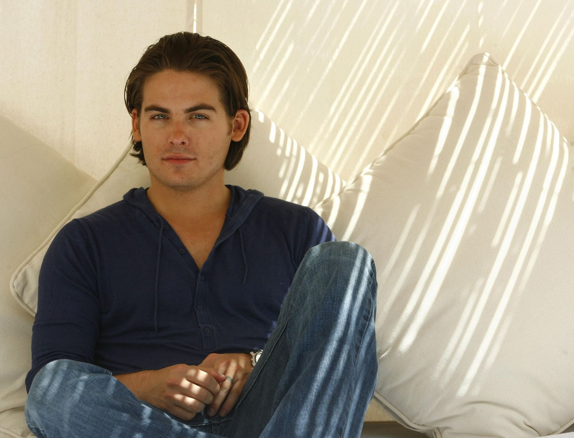 2000x1527 Man wearing white collar shirt HD wallpaper