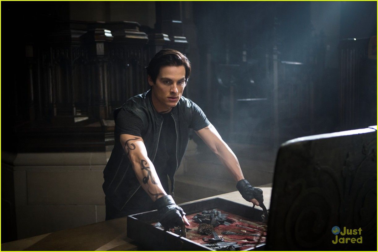 1222x817 Find out how you can receive a phone call from Kevin Zegers