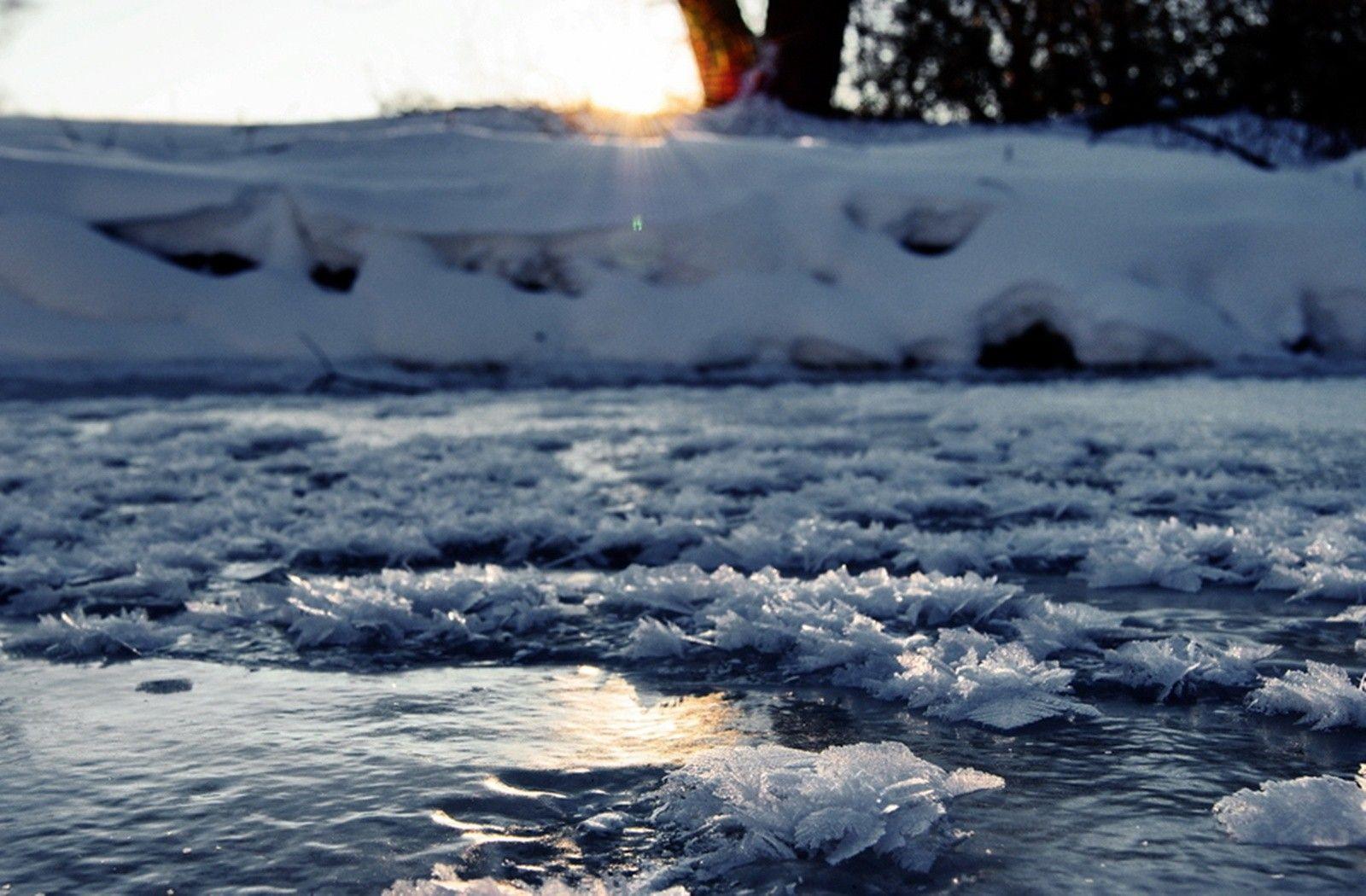 1600x1050 Winter: Sun Blue Snow Winter River Ice Desktop Background