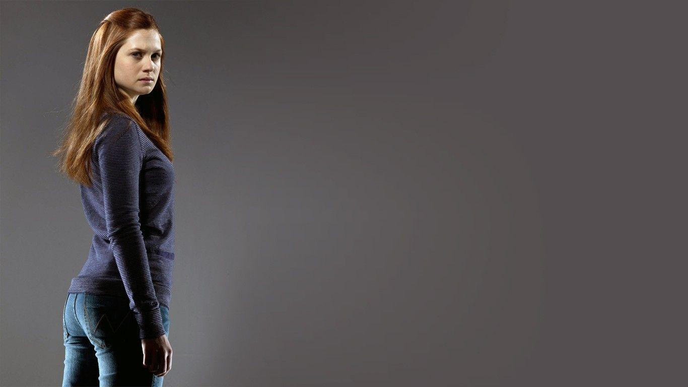 1366x768 Bonnie Wright Wallpaper