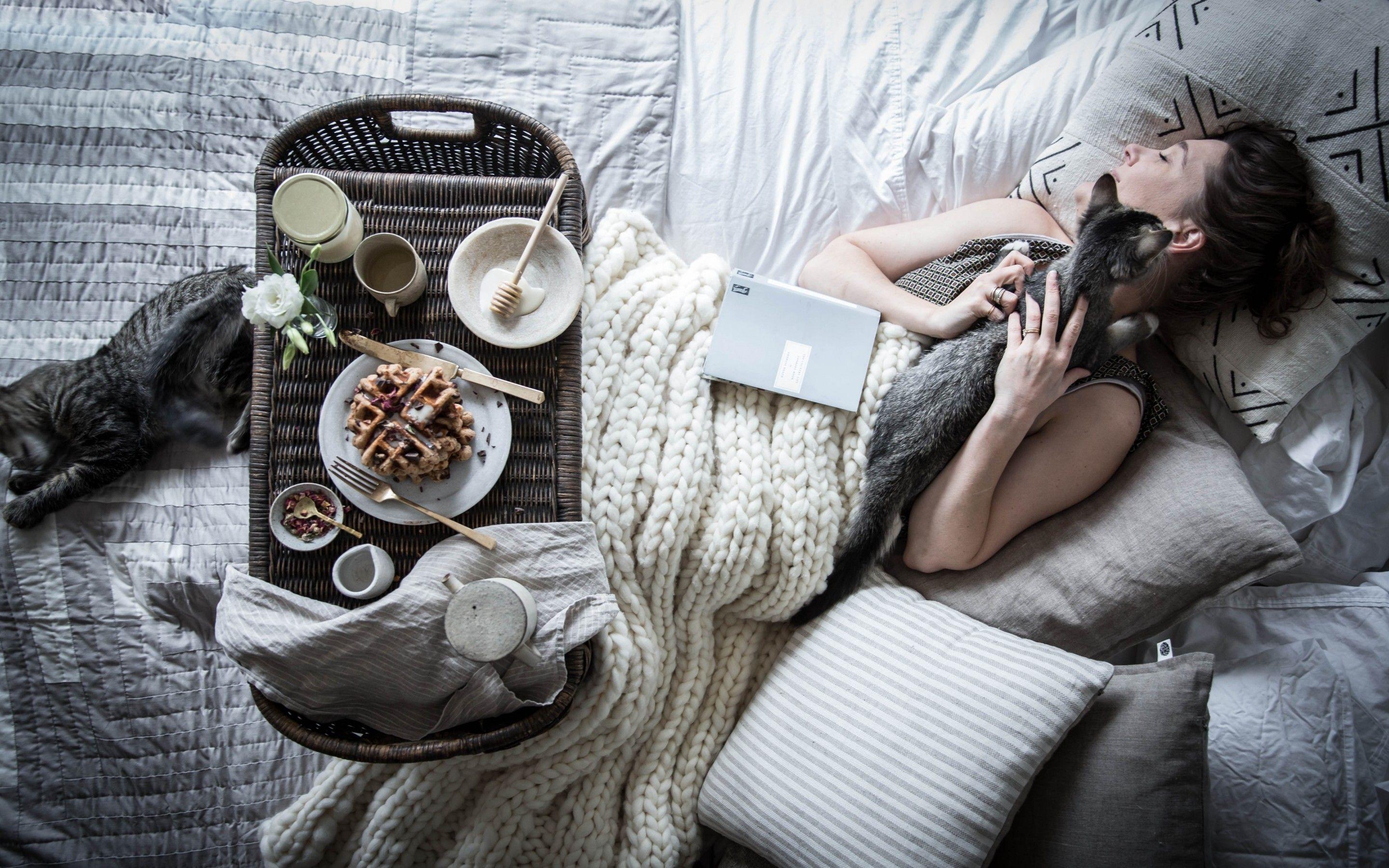2880x1800 Download 2880x1800 Women, Lying Down, Bed, Cats, Breakfast, Top View, Pillows, Smiling Wallpaper for MacBook Pro 15 inch