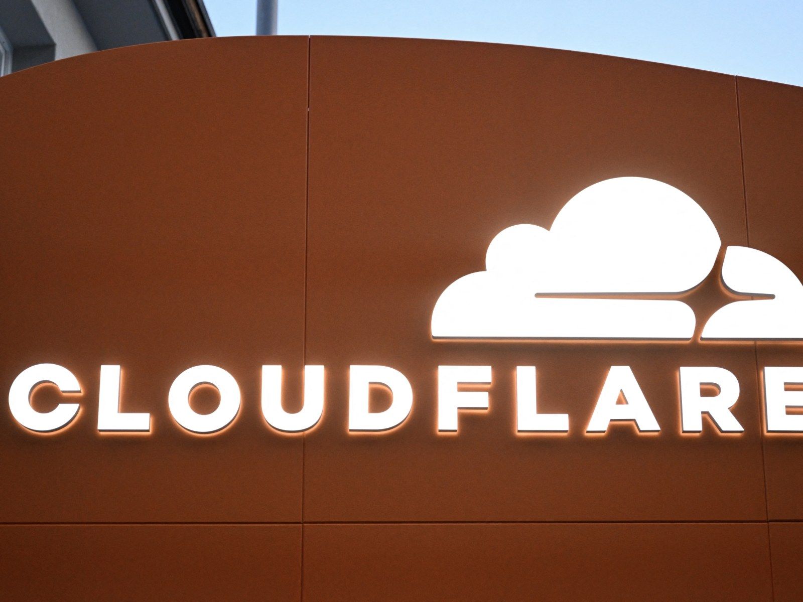 1600x1200 Bot Traffic Passes Humans Online: Cloudflare Says Agentic AI Drove 57.5% Share