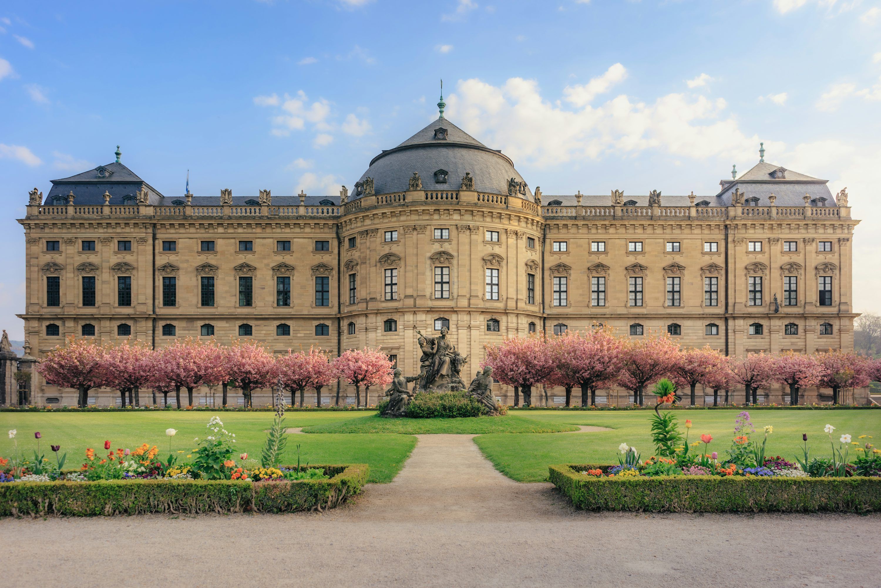 3000x2002 A large building with a dome and a dome on top