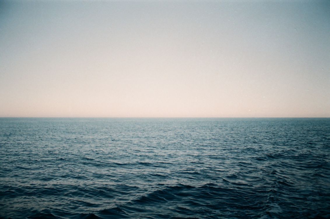 1131x750 Serene Open Ocean Horizon at Daytime · Free