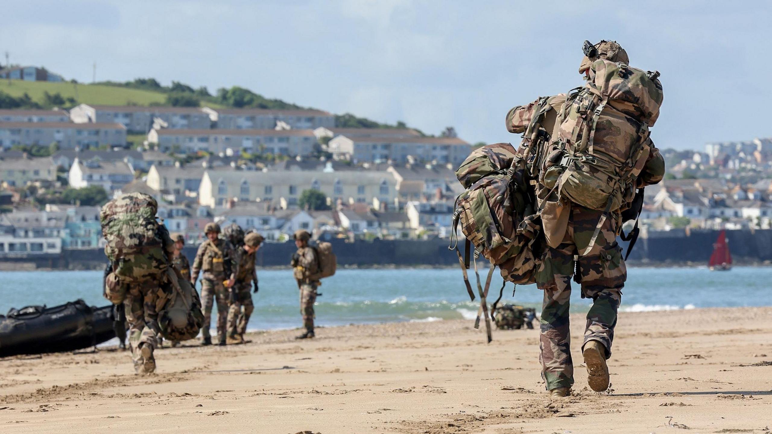 2560x1440 Joint UK And French Military Exercise On D Day Training Beach