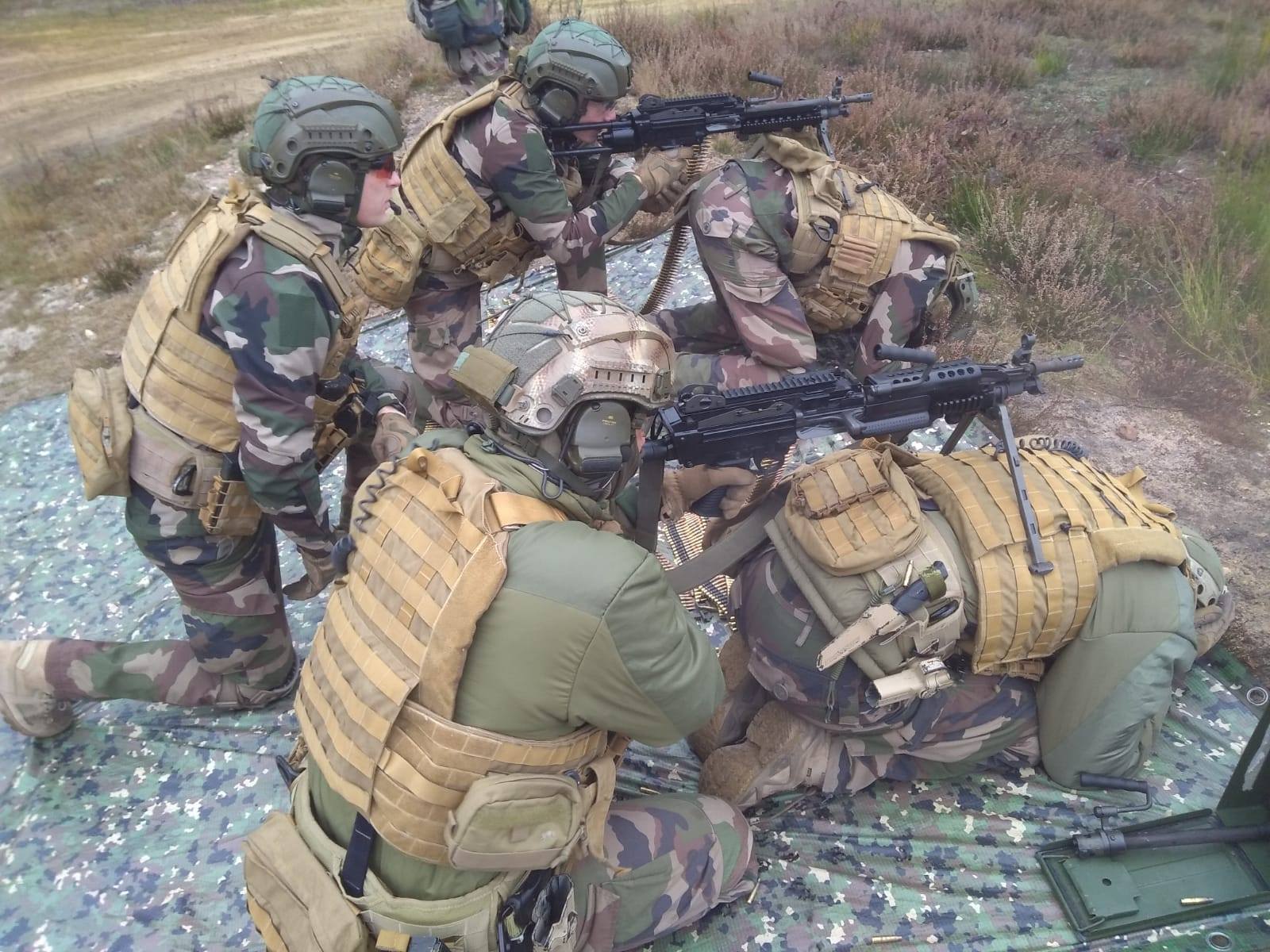1600x1200 French AF CPA30 SOF..oh my, bums up chums! (1600X1200)