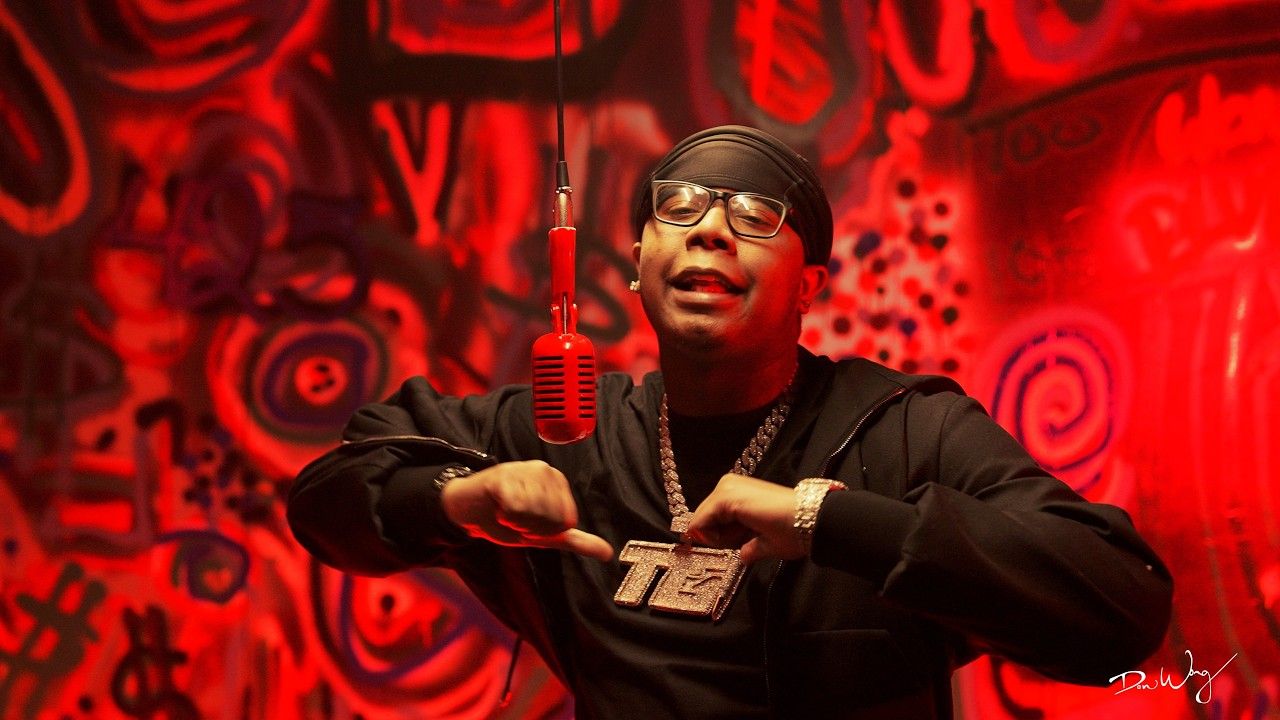 1280x720 VonOff1700.. The Red Mic District Performance.. Shot by Don Wong Films