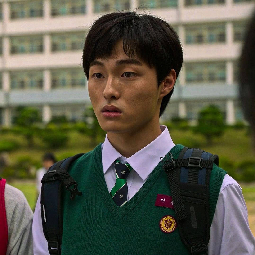 1077x1077 Lee Cheong San Wallpaper