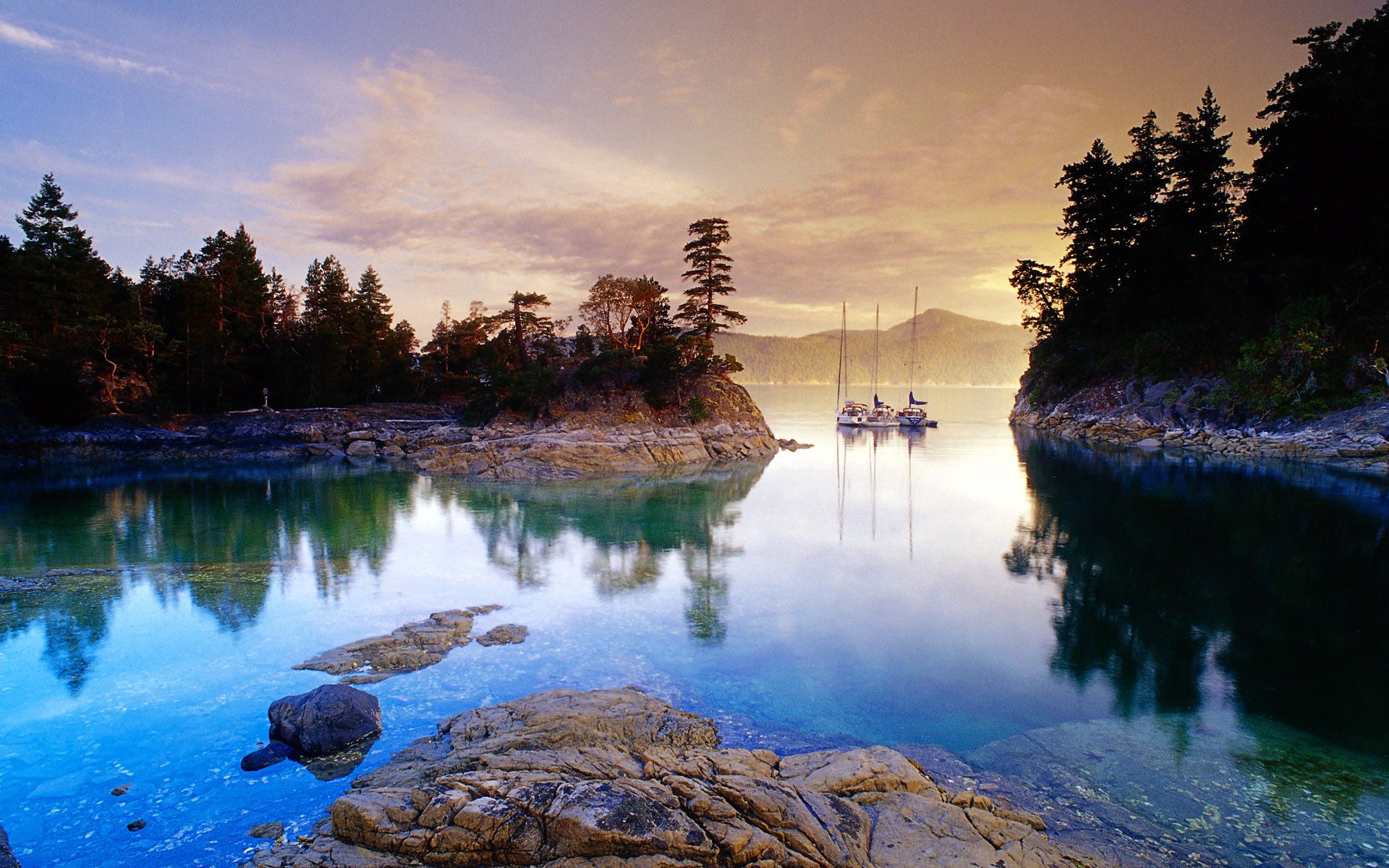 1920x1200 Tranquil Waters: A Stunning HD Wallpaper of Nature and Serenityx1200