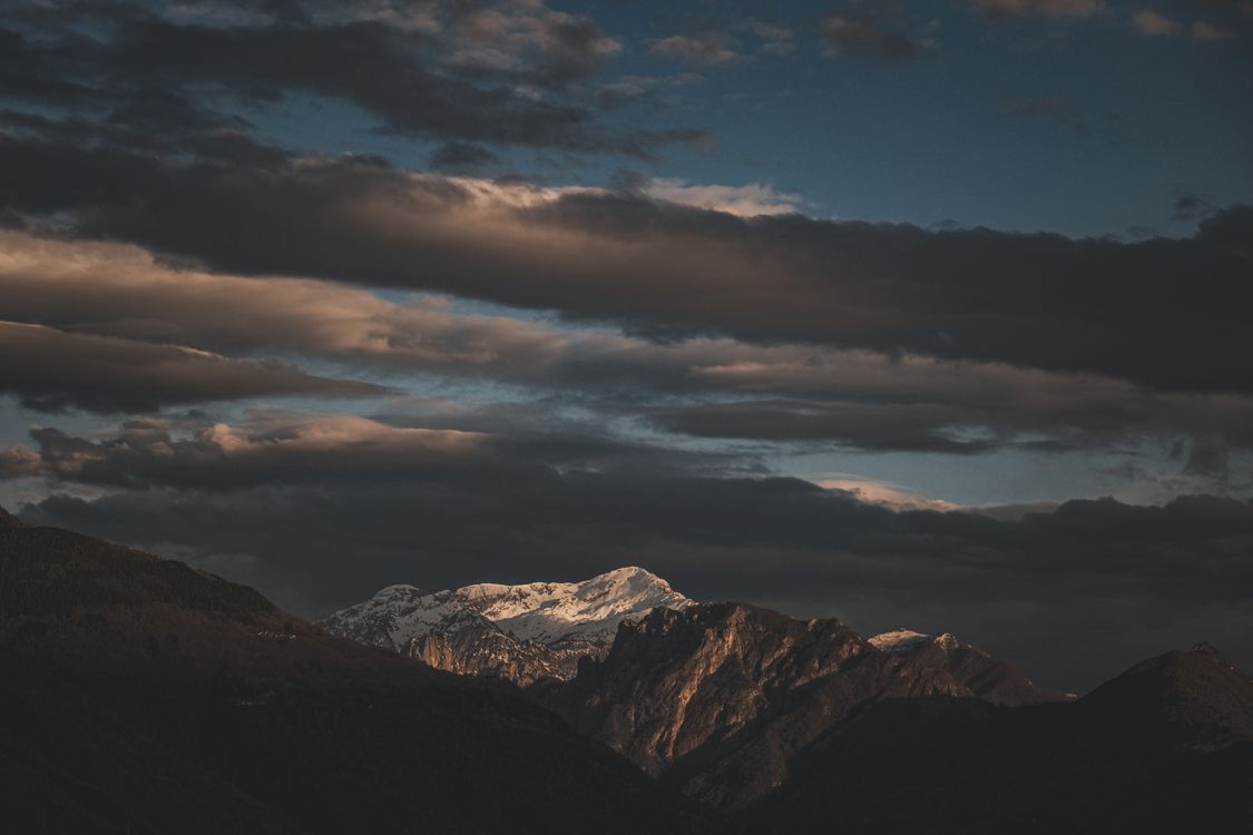 1125x750 Barren Mountains Peaks under Clouds · Free