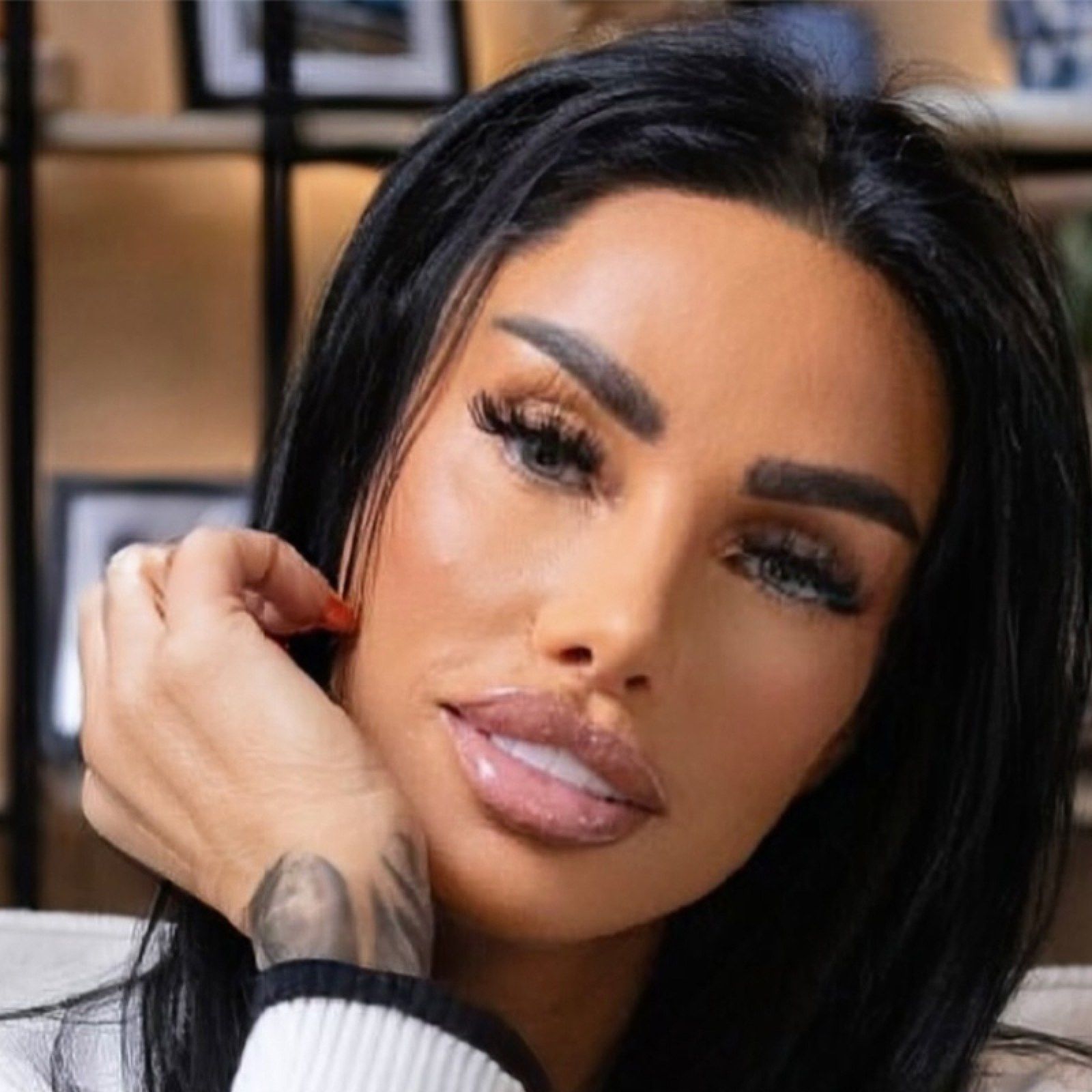 1600x1600 Katie Price Jordan Wallpaper Marley Neutral Striped Wallpaper