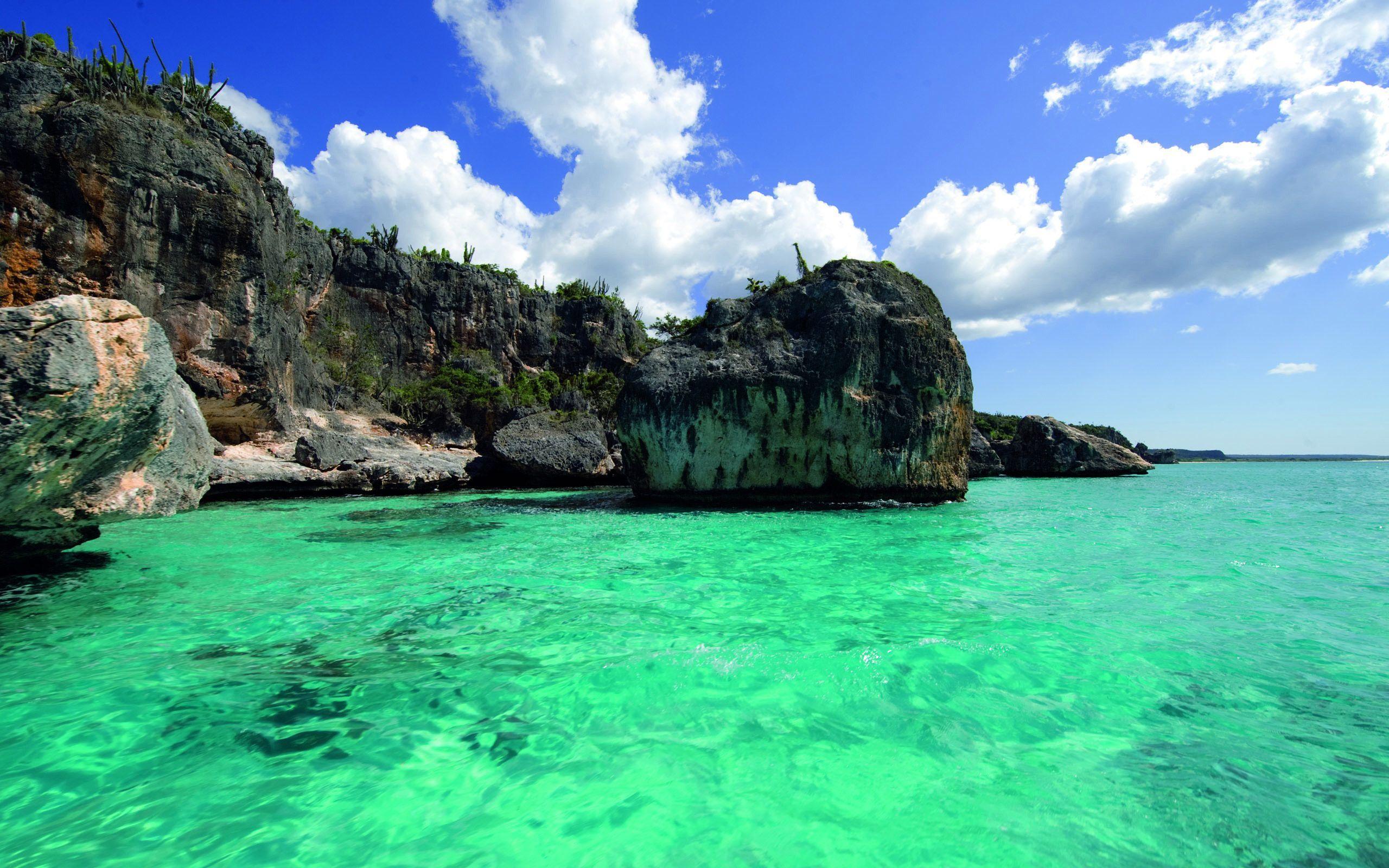 2560x1600 Dominica Wallpaper