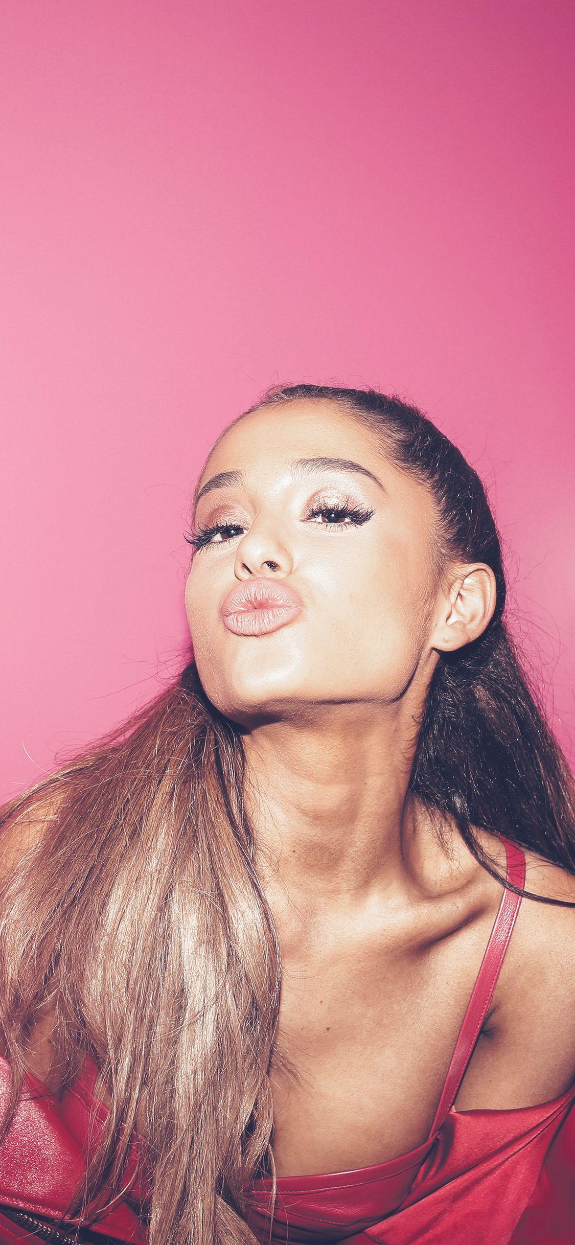 1125x2436 Ariana Grande Kiss Face