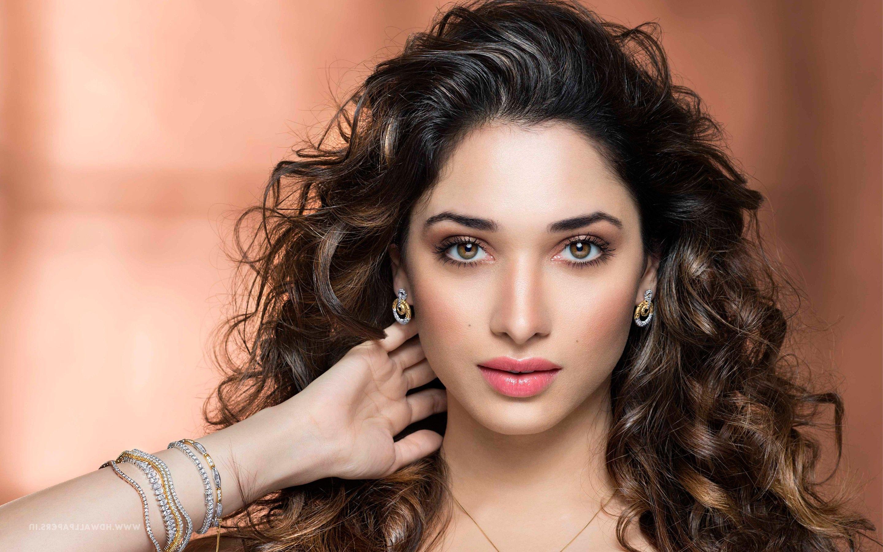 2880x1800 Tamanna Bhatia Pillow Challenge HD Wallpaper