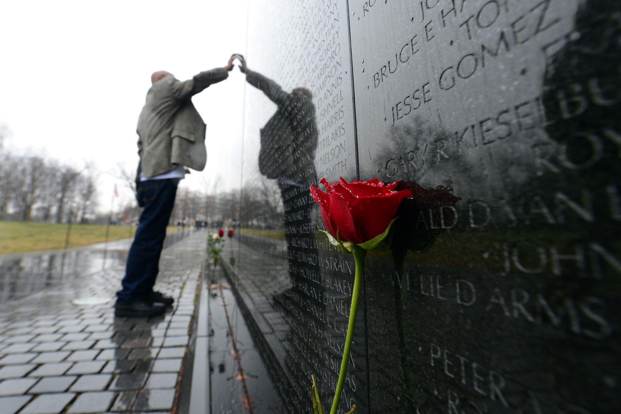 2147x1432 Medal of Honor recipients, Vietnam heroes visit 'The Wall'. Article