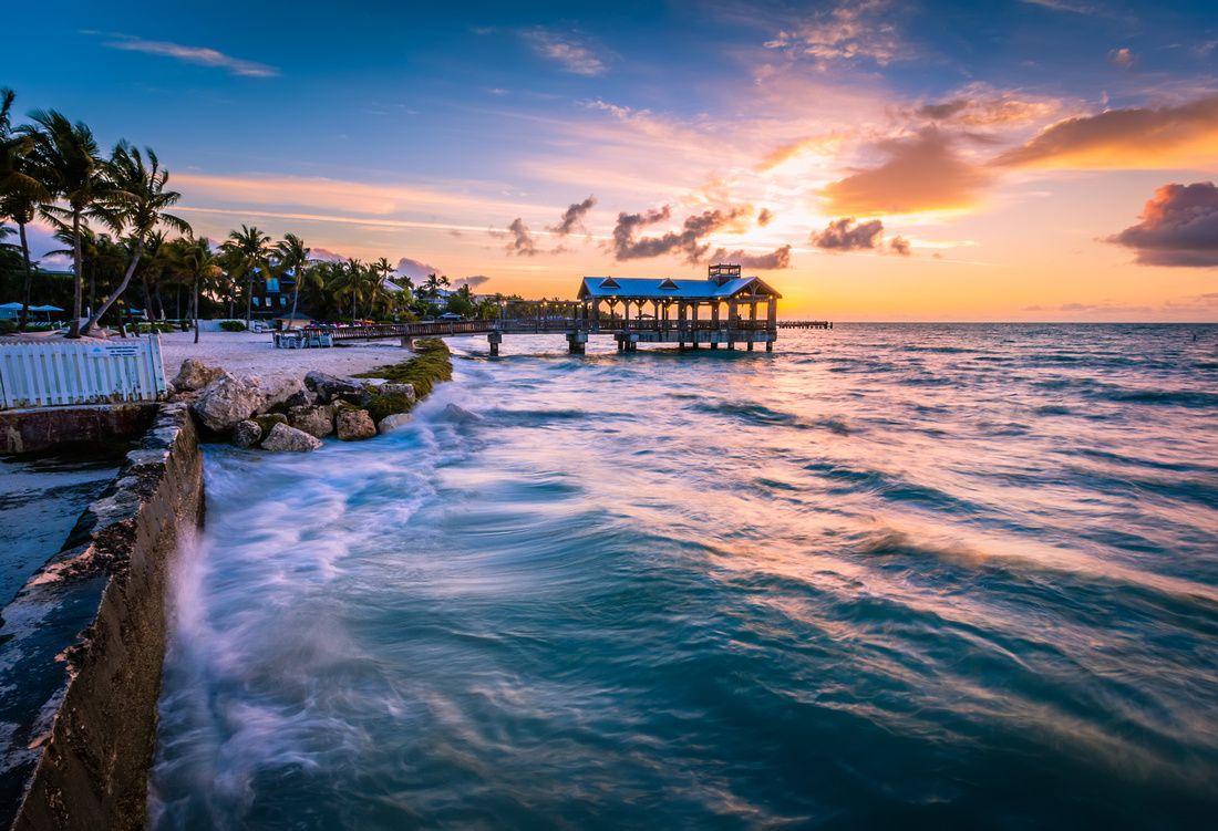 Hoàng hôn Key West là một trải nghiệm không thể quên của Florida. Cảm nhận khoảnh khắc lãng mạn của bầu trời chuyển màu từ đỏ cam sang màu tím nhạt cùng với những ngọn sóng nhẹ nhàng.