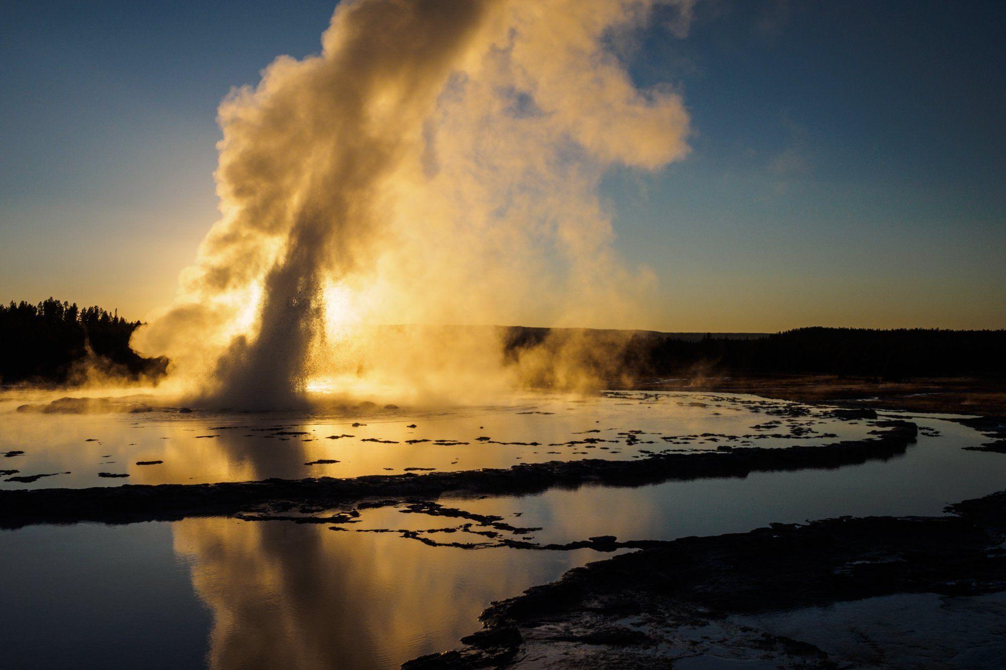 2000x1333 Geyser 4K wallpaper for your desktop or mobile screen free and easy to download