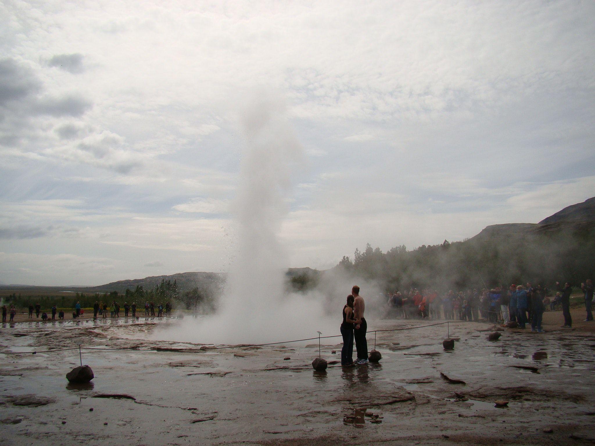2048x1536 Free of couple, geyser, iceland