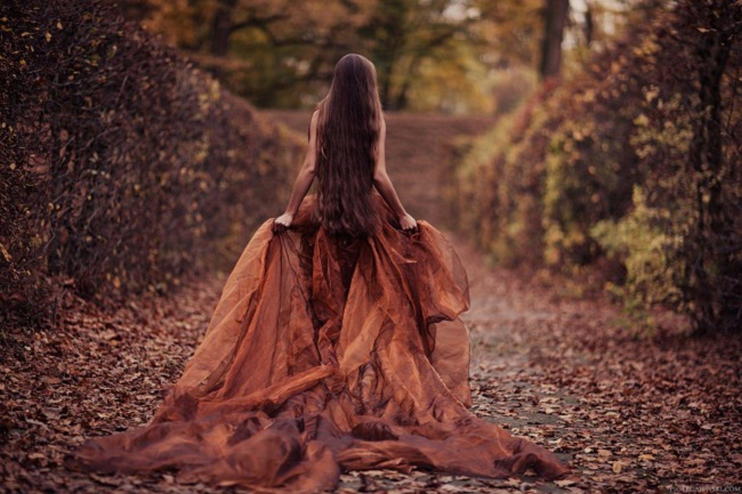 Принцесса уважай себя. Девушка в длинном платье со спины. Женщина осень. Девушка в осеннем лесу. Девушка в платье осенью.