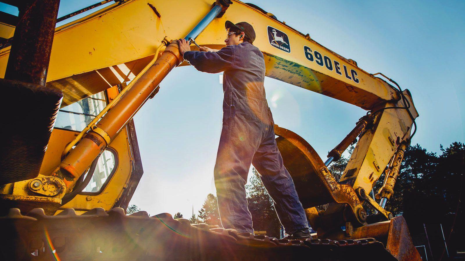 1600x900 Heavy Duty Farm And Construction Equipment Mechanic Duty Mechanic Working
