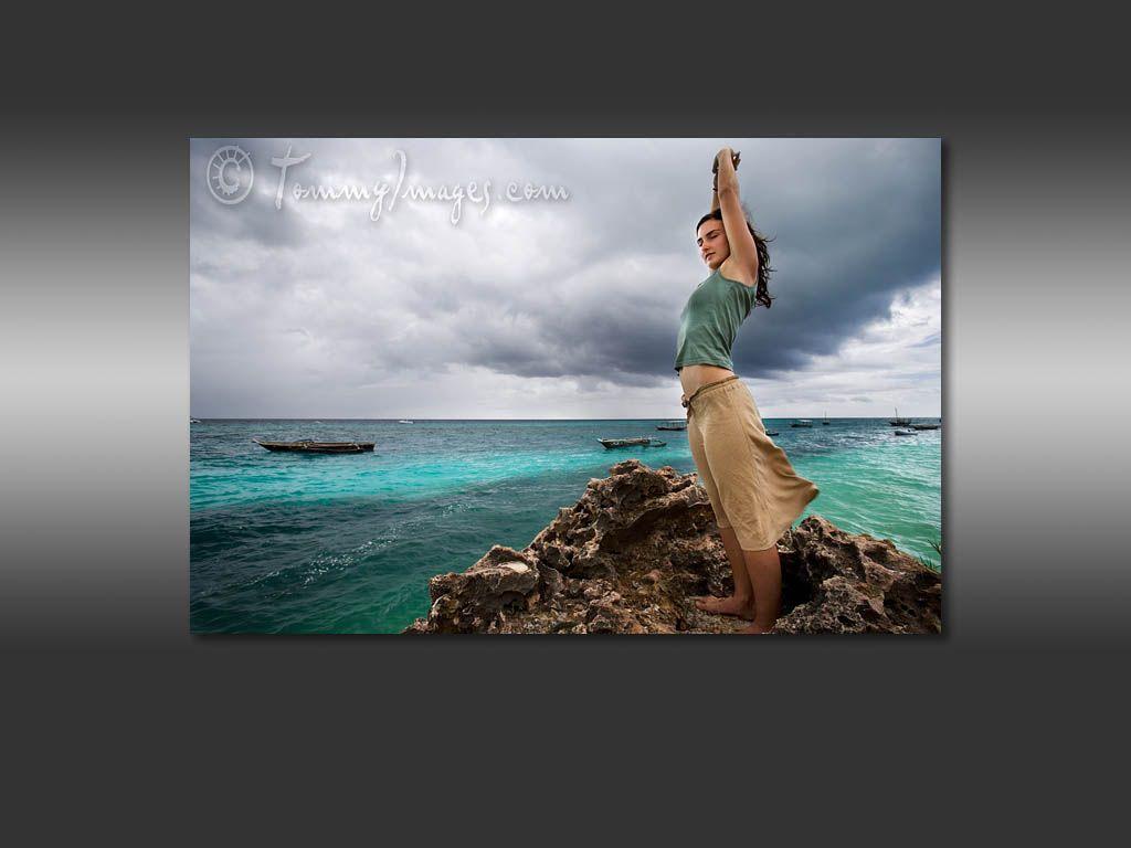 1024x768 Free Computer Desktop Wallpaper: Yoga at the beach