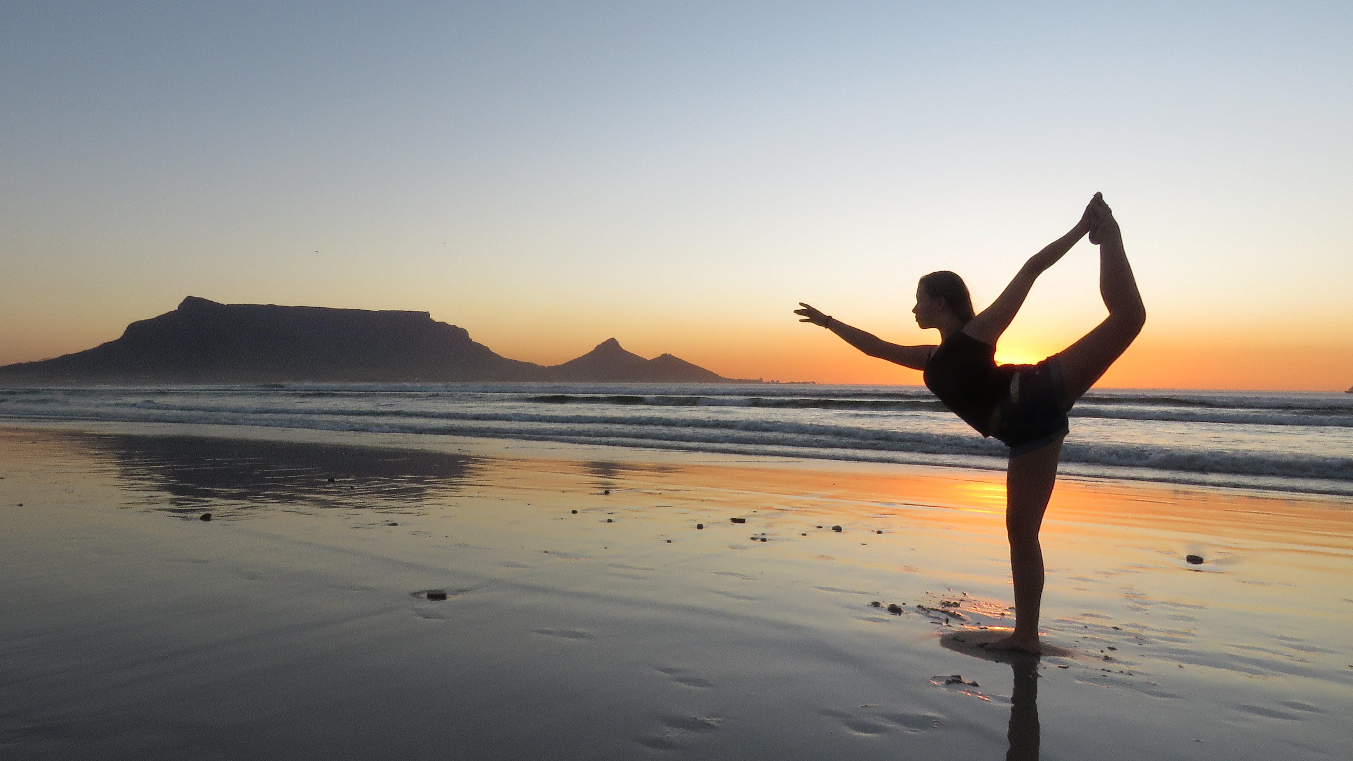 4608x2592 Beach Sunset Gymnastics Wallpaper