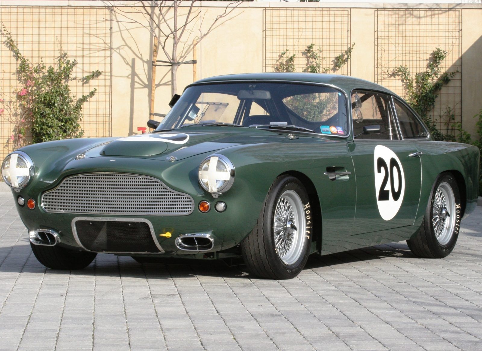 1600x1168 Aston Martin DB4 Racing Car Wallpaper