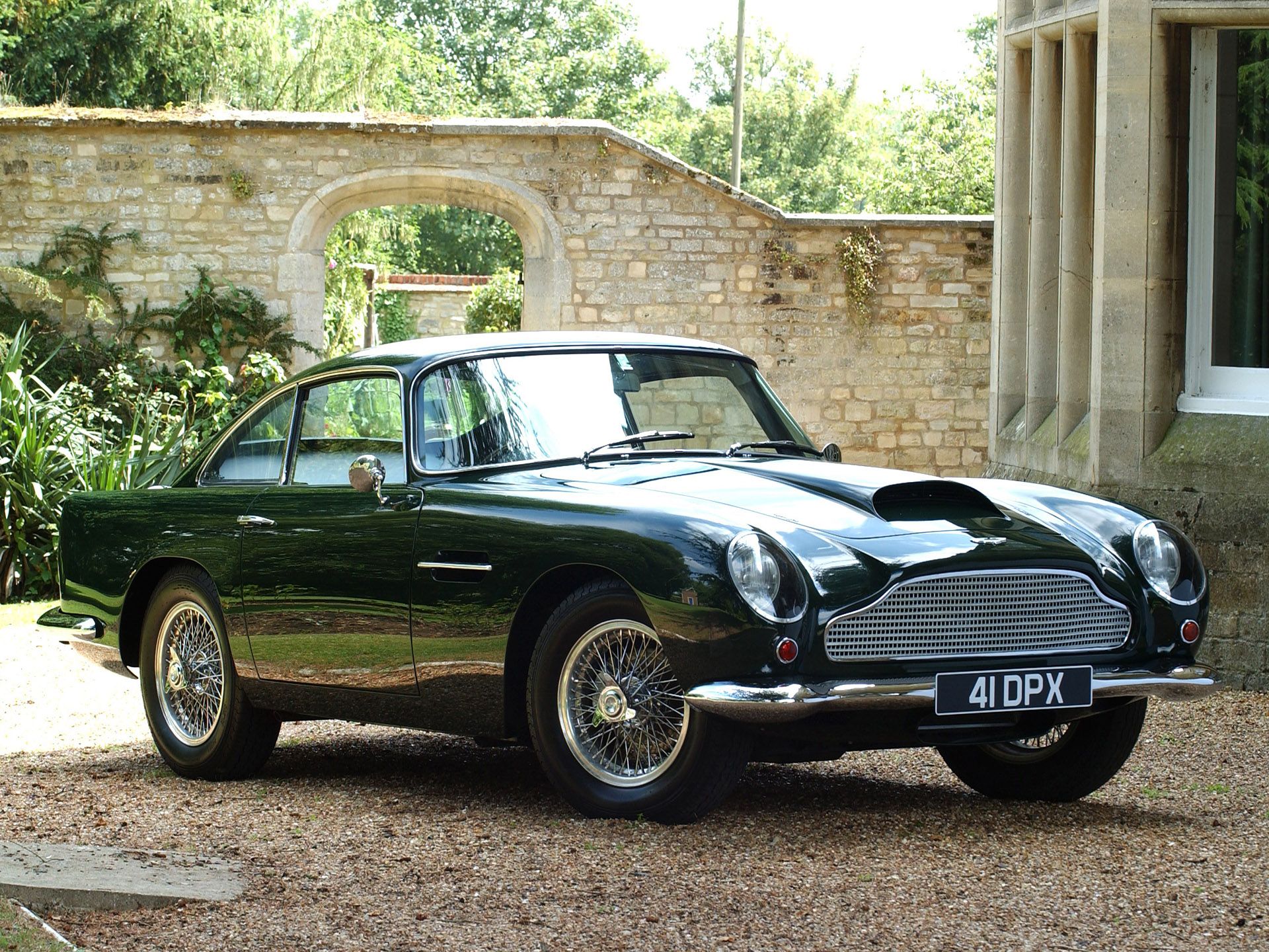 1920x1440 Aston Martin DB4 Classic: Timeless Elegance in HD Wallpaperx1440