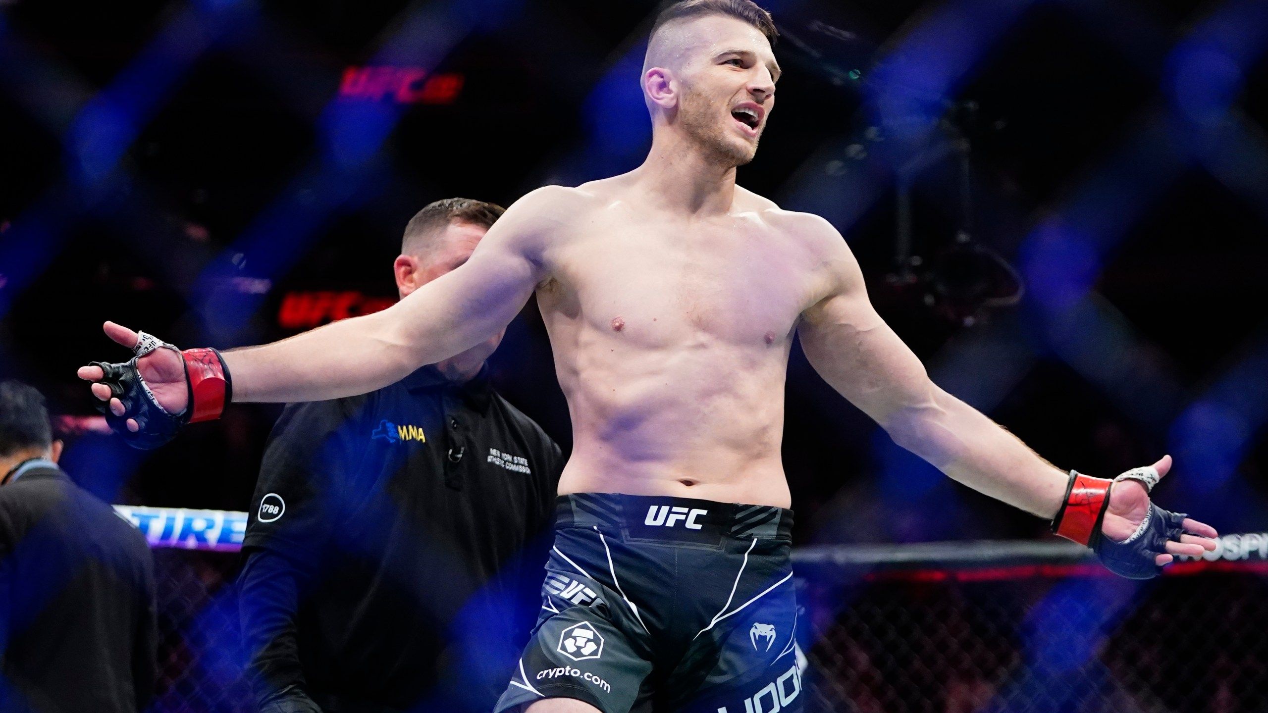 2560x1440 Pereira upsets Adesanya, wins UFC middleweight title at MSG