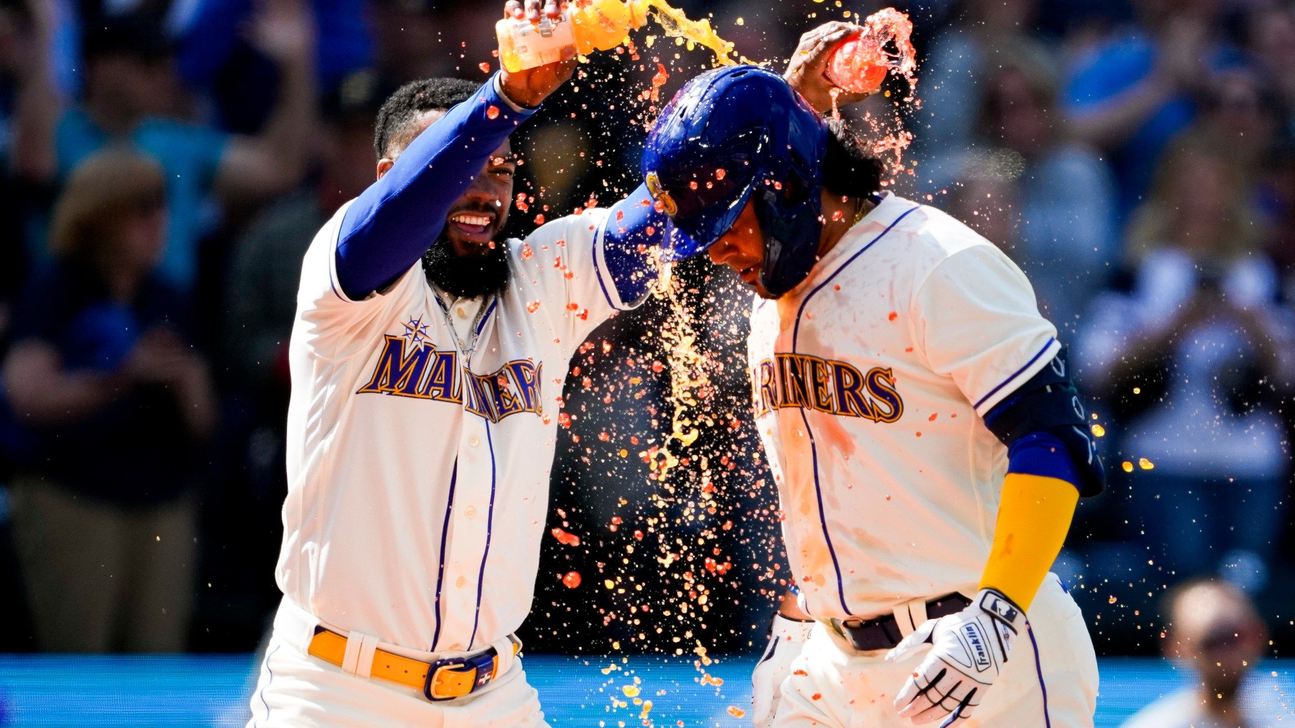 2560x1440 Suárez's 3 Run Homer Lifts Mariners Over Pirates In 10 Innings