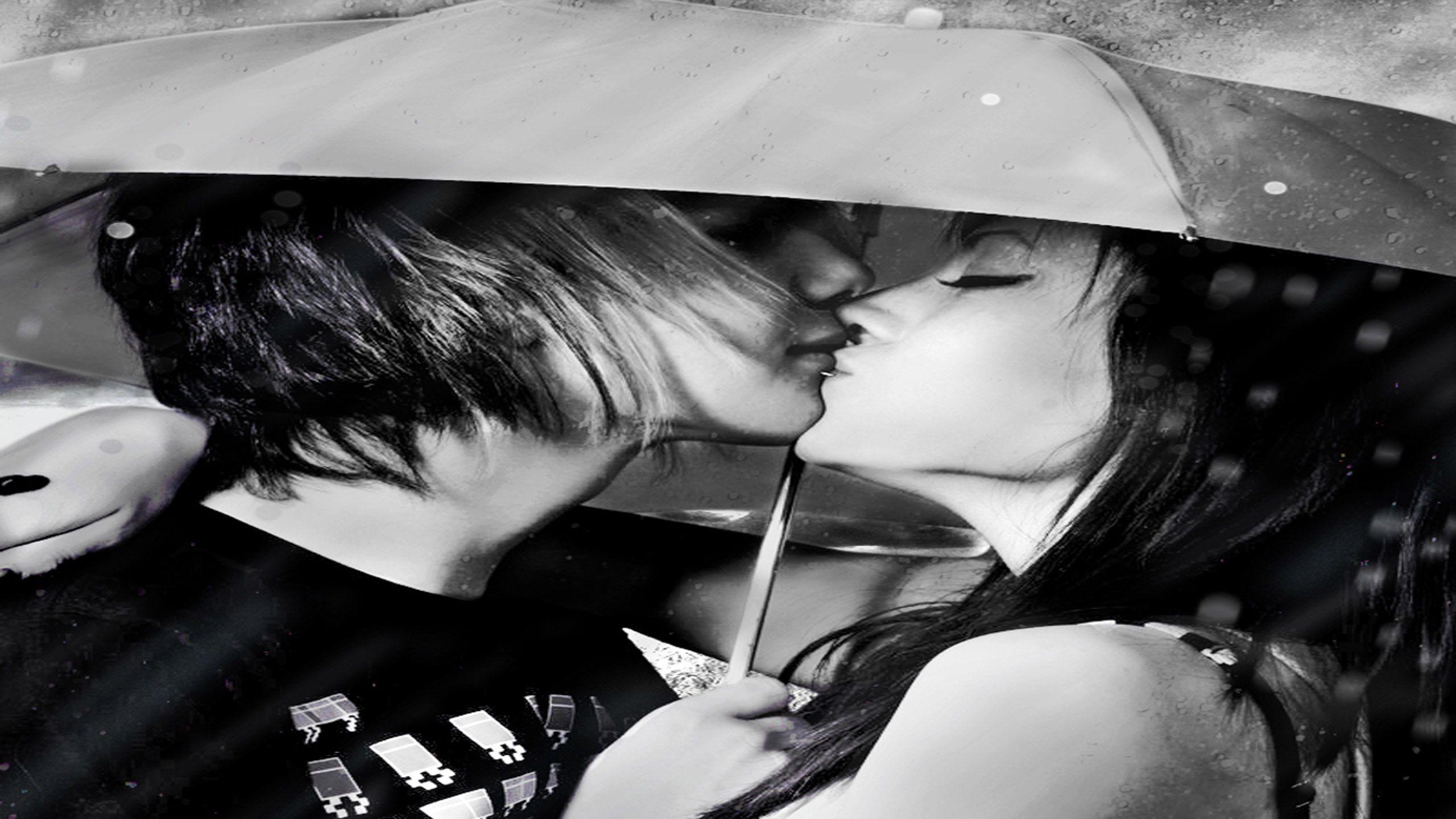2560x1440 Romantic Couple In Rain