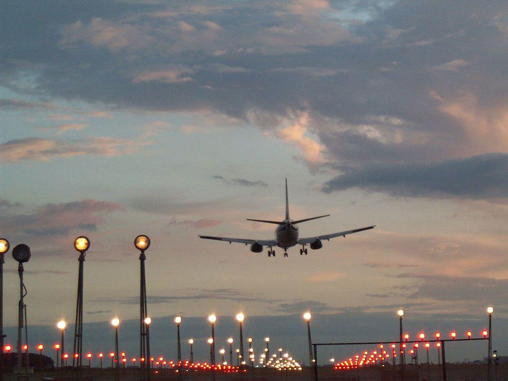 1024x768 Plane Landing At Dusk