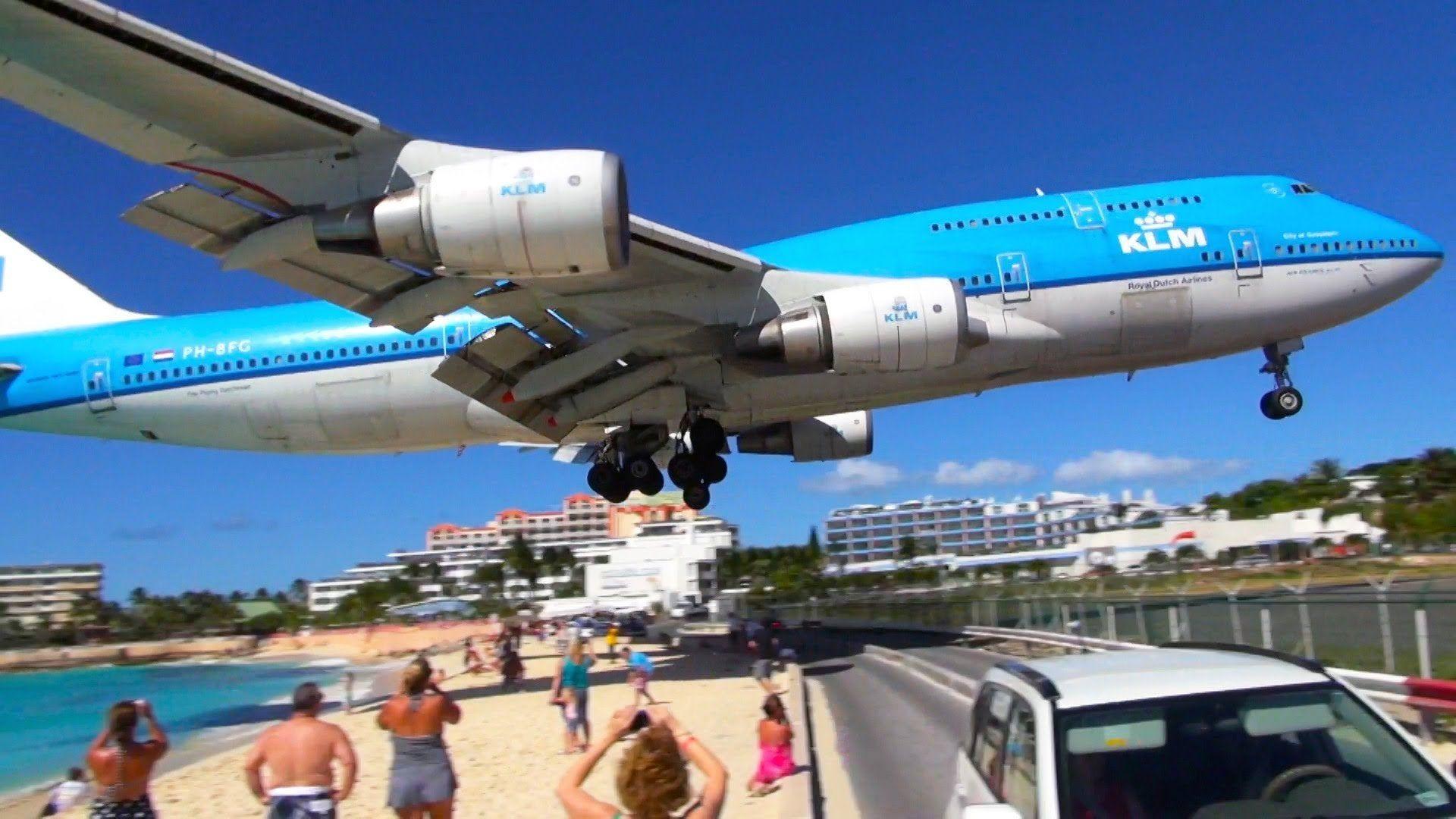 1920x1080 An airplane landing at St. Maarten airport