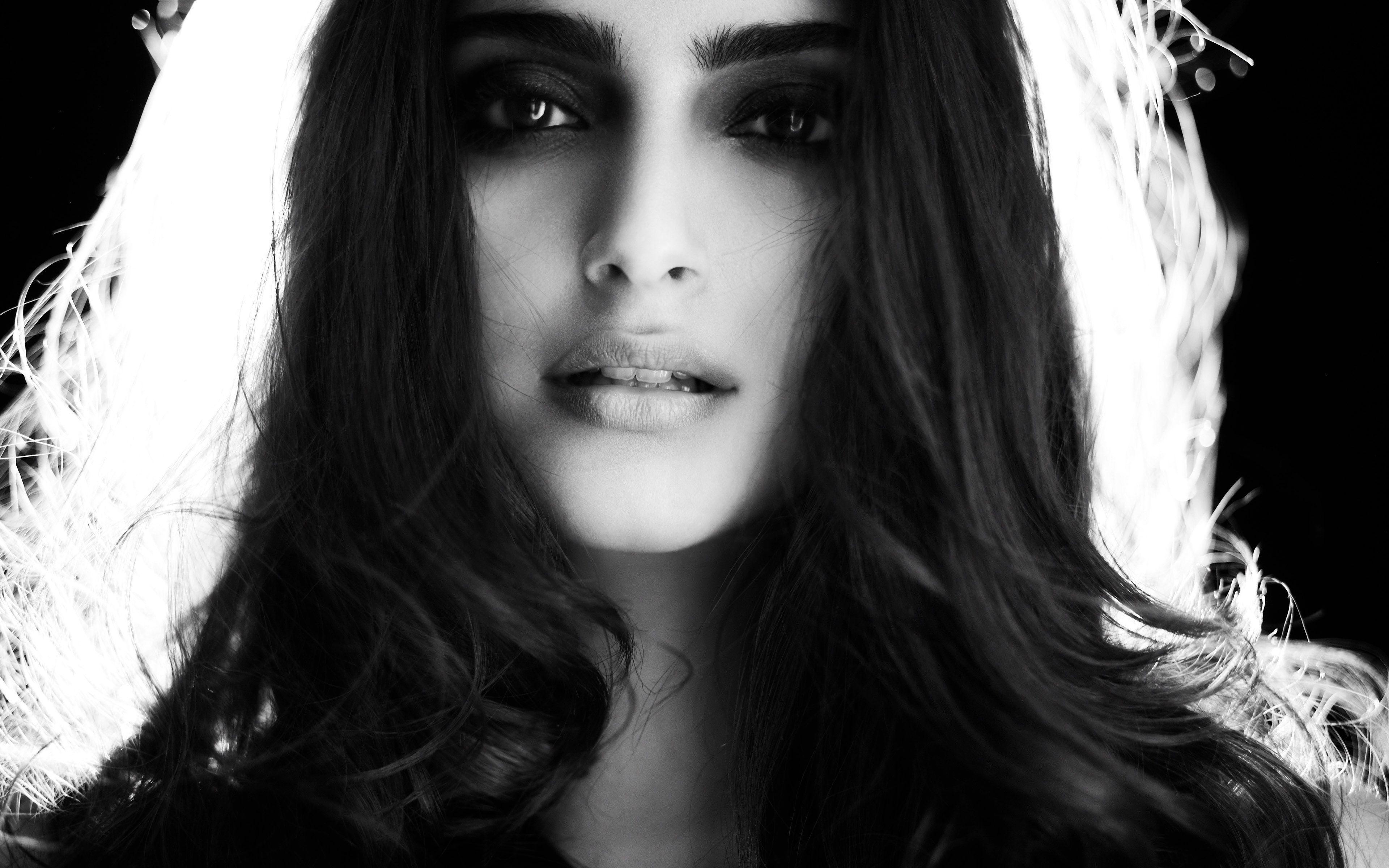 3840x2400 Sonam Kapoor Black And White 4k